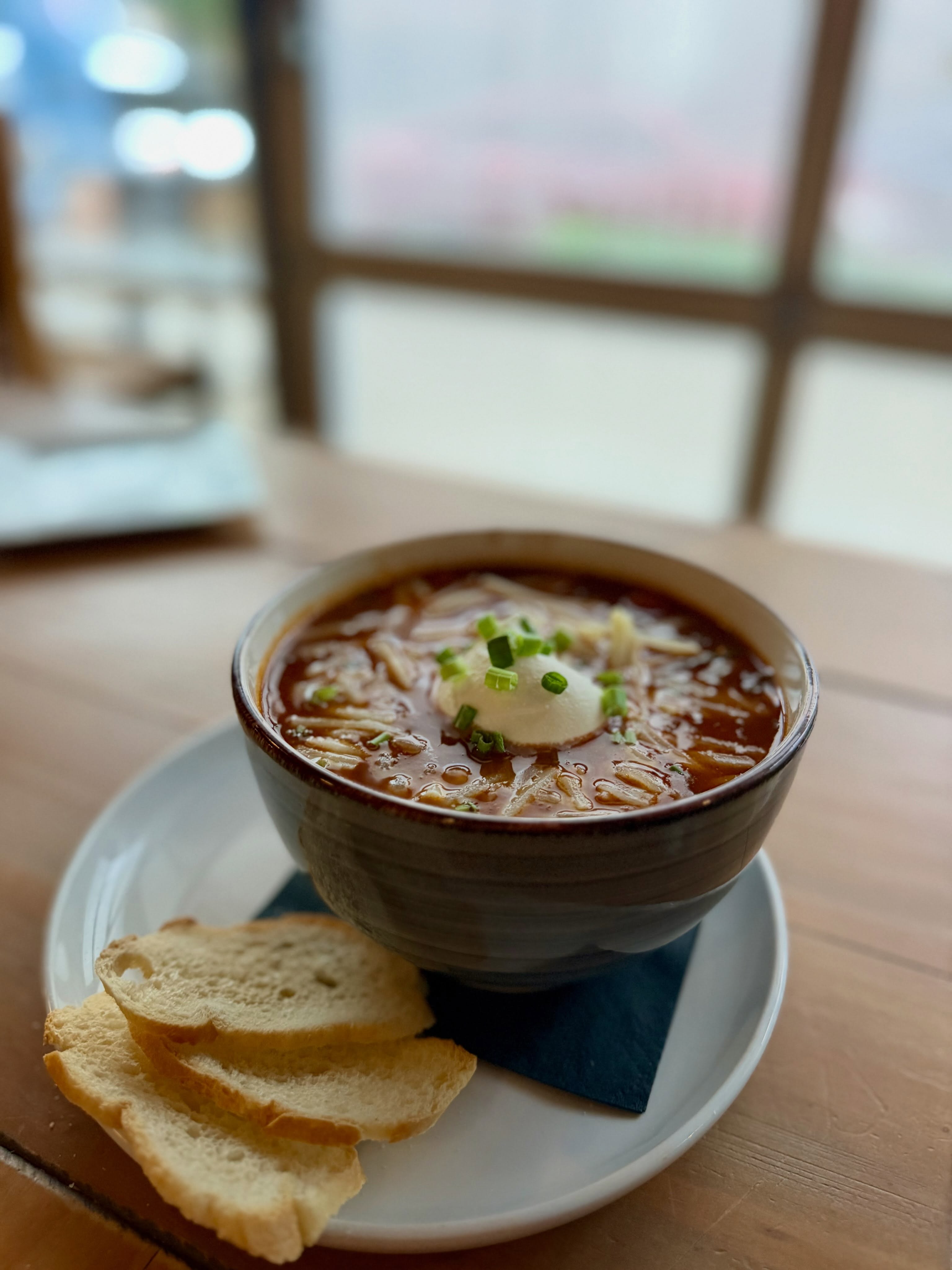 Lunch Feature: ⛈️☔️
Pork & black bean chili with white cheddar cheese, Sourcream & scallions served with crostinis