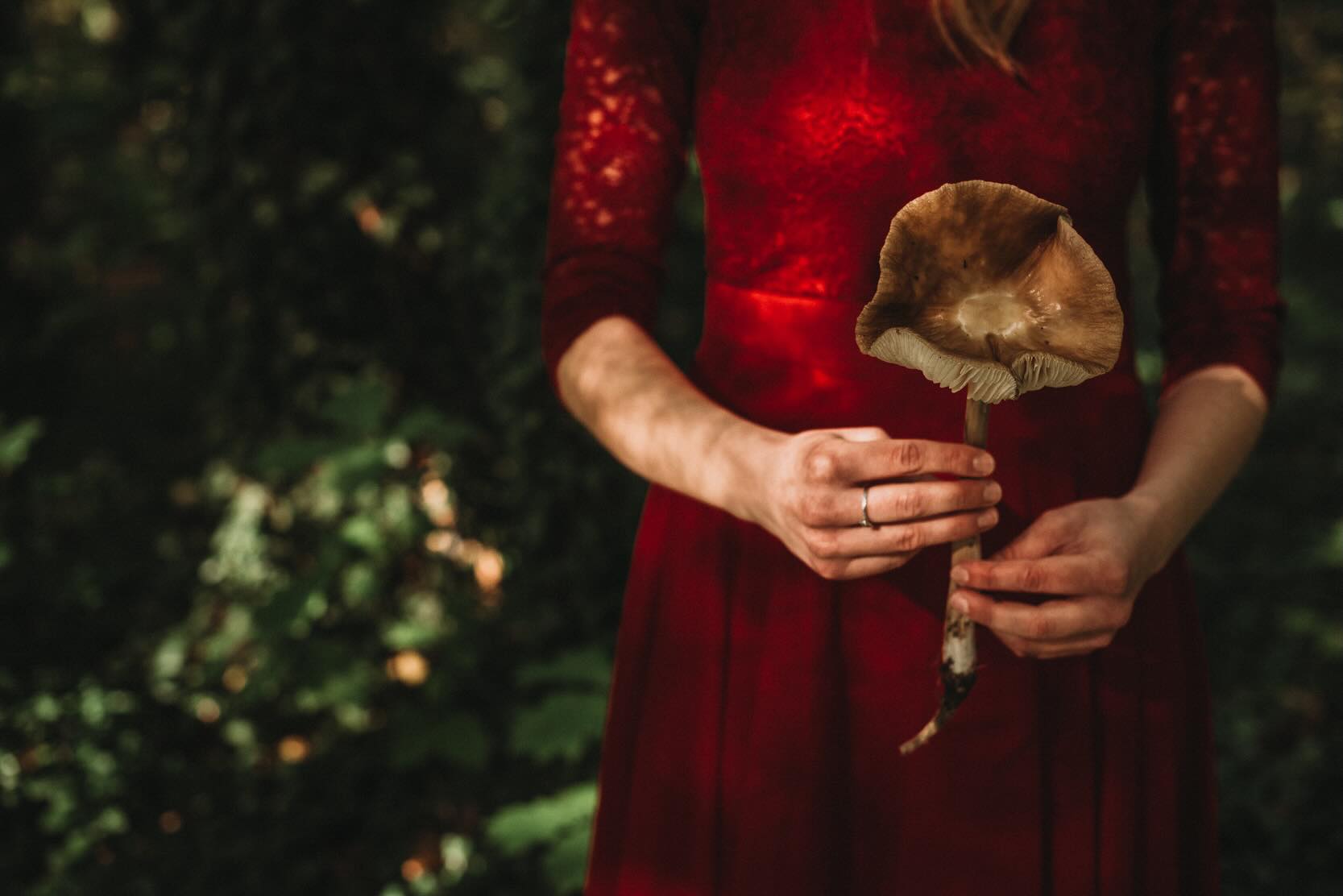 MEZI
Tři ženy. Tři příběhy. Tři podzimní dny v Jeseníkách.
Dlouho jsem měla chuť vytvořit něco, kde nebudu fotografovat jen to, jak žena vypadá.
Ale něco z toho, jaká je.
Něco, co je právě teď někde mezi.
Mezi dívkou a ženou.
Mezi ženou a zralou ženou.
Mezi divokou a zasněnou.
Mezi odvážnou a nesmělou.
Mezi silnou a křehkou.
A možná také MEZI matkou a dcerou.
Mezi dvěma generacemi, jejich podobností, rozdílností a tím, co si jedna od druhé nesou.
A právě teď je „mezi“ i příroda kolem nás. Léto odešlo, zima ještě nepřišla a Jeseníky se každý den mění.
Tak vzniklo MEZI.
Můj nový autorský fotografický projekt, pro který hledám pouze tři příběhy.
9. 10. | 10. 10. | 11. 10. 2026
📍 Zlatorudná × Jeseníky
Nehledám modelky.
Nemusíte umět pózovat.
Nemusíte mít zkušenost před fotoaparátem.
Nejdřív se poznáme. Budeme hledat vaše MEZI a podle něj vznikne koncept, styling i místo.
Pak budeme mít 3–4 hodiny vyhrazené jen pro vás a společnou tvorbu.
Výsledkem bude přibližně 20 autorsky zpracovaných fotografií a jedna vybraná fotografie jako fine-art tisk 50 × 70 cm.
Cena autorského projektu 11 900 Kč.
Všechny podrobnosti už najdete na webu – odkaz v BIO.
A pokud cítíte, že by jeden z těch tří příběhů mohl být právě váš, napište mi.
Zajímá mě především jedna věc:
Mezi čím jste právě vy?
Renáta
Renatice Foto × Zlatorudná
#renaticefoto #zlatorudna #jeseniky #portretzeny #autorskafotografie zenskyportrait podzimnifoceni fotografovani jesenikycz