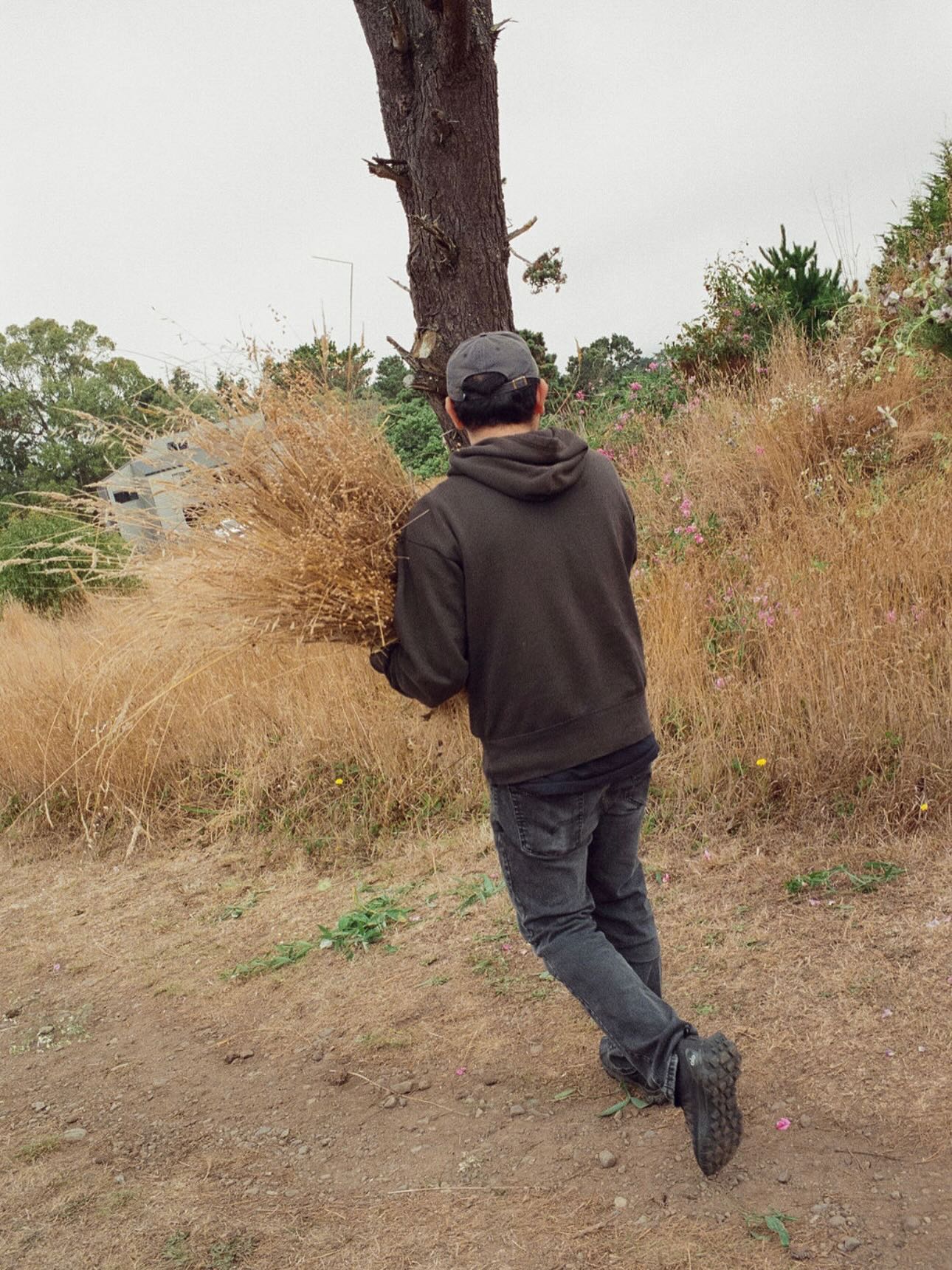 Installation for Land & Sea
My intention with The Hill was to make it look like it belonged in the landscape. Something soft yet intentional. We built up the hill demonstrating mechanics and instructing how to design from a distance and up close. We foraged from the land to bring elements in and tying it together. The goal was to make it feel like it’s been there all along. Sprawling vines of sweet pea and clematis with pops of nigella.