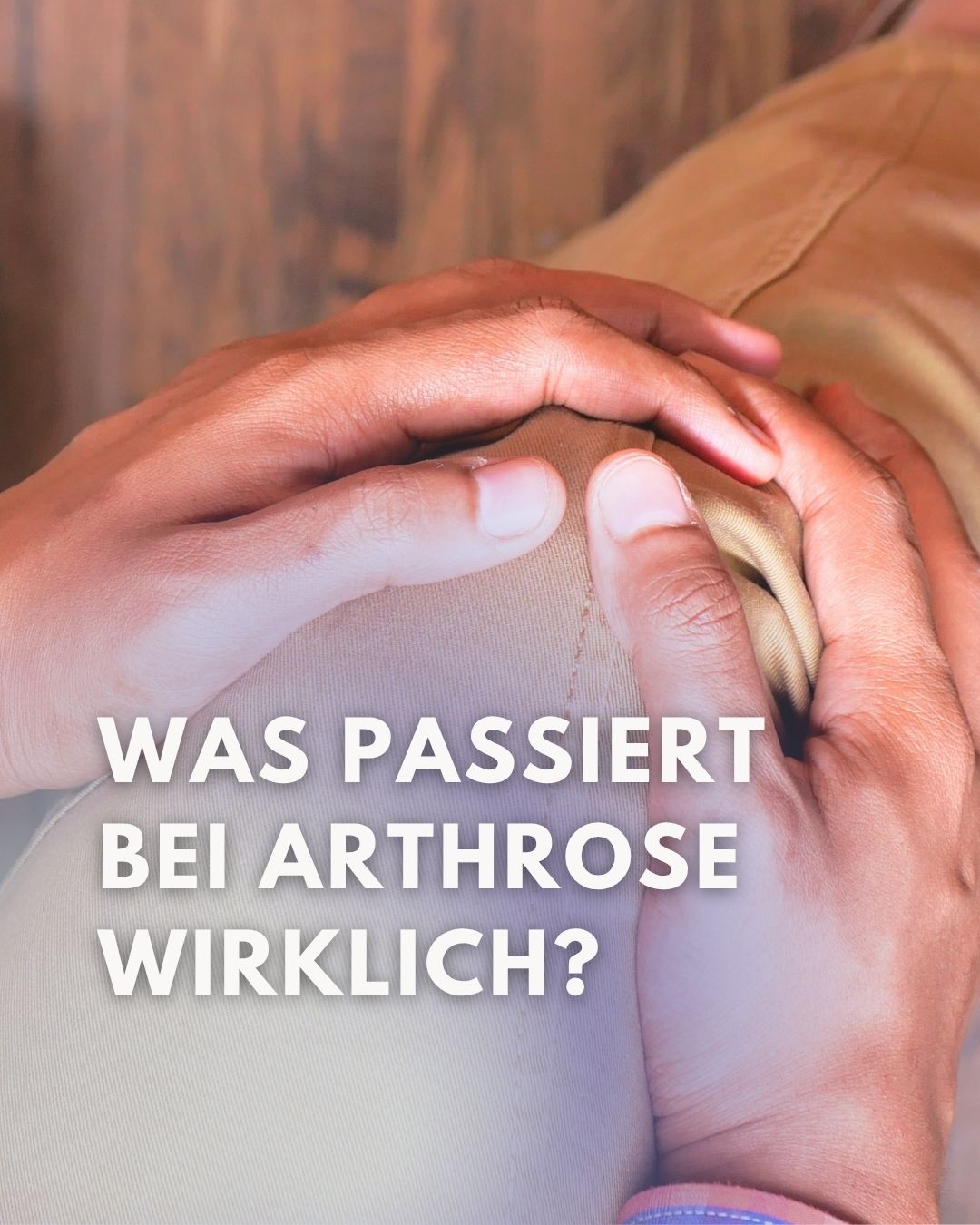 Was passiert da eigentlich in meinem Gelenk? 👀
Arthrose entwickelt sich häufig über einen längeren Zeitraum und kann sich ganz unterschiedlich bemerkbar machen.
Anlaufschmerz, Belastungsschmerz, Schwellungen oder eingeschränkte Beweglichkeit können mögliche Anzeichen sein.
Was genau Arthrose ist und welche Risikofaktoren eine Rolle spielen, erfährst du im Carousel 👉