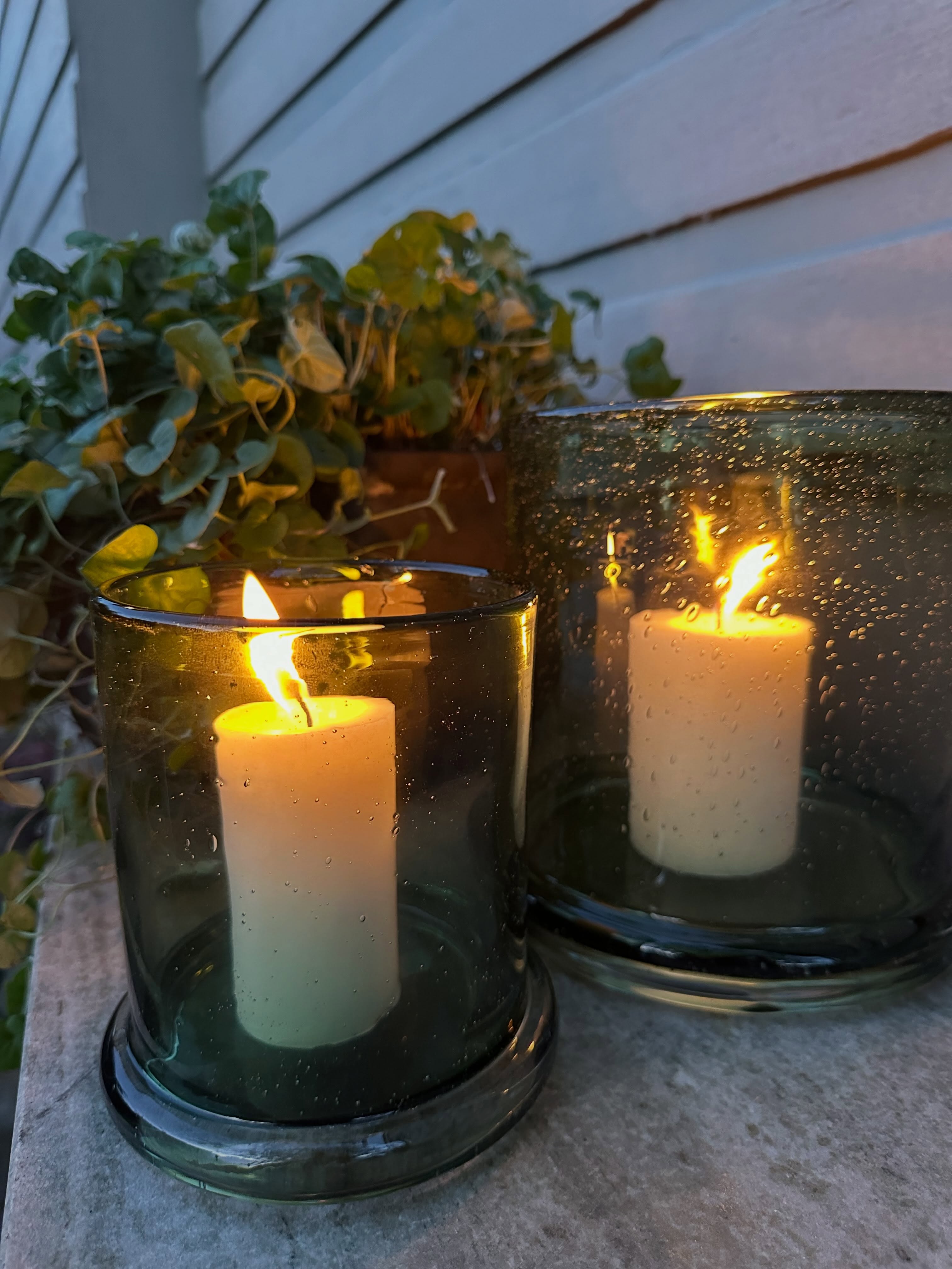 Idag är det en perfekt dag att tända ljus ute och inne och vi har fyllt på med några av våra mest älskade ljusstakar! Välkomna in!