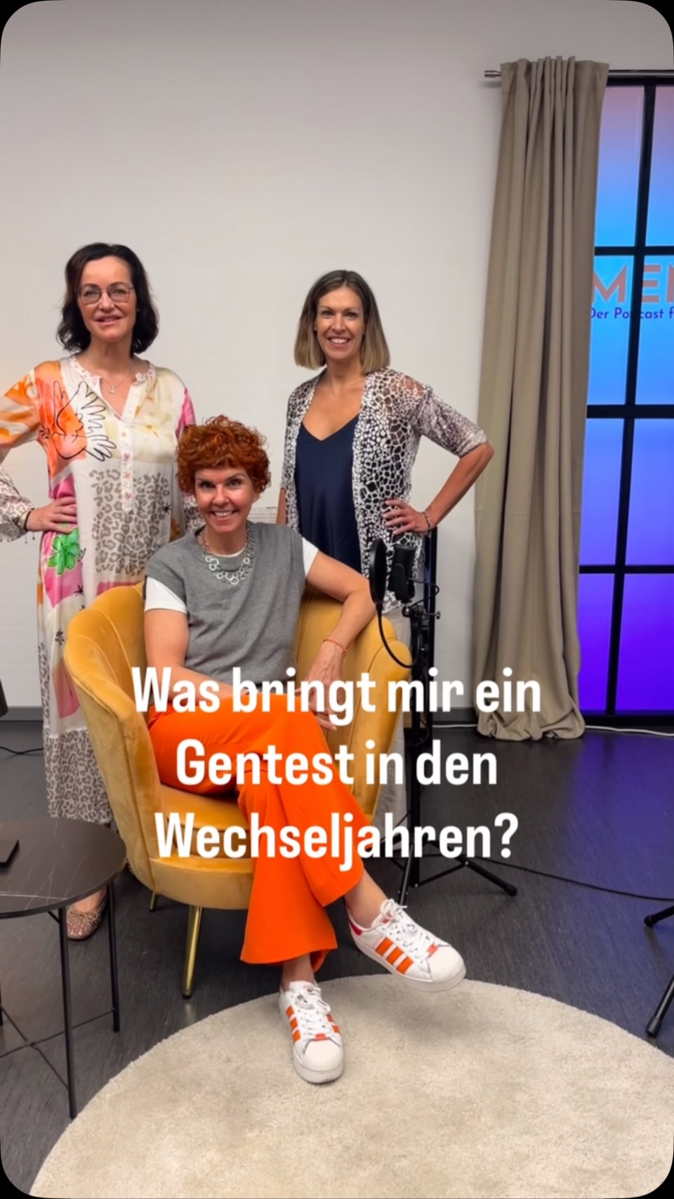 _Werbung
Was bringt mir ein Perimenopause-Report eigentlich wirklich? Und welche Ergebnisse sind die wichtigsten?
Genau diese Frage kam ganz zum Schluss unseres Live-Podcasts bei @permedio.genetik aus dem Publikum – und ich mag Andreas Antwort sehr:
👉 Eigentlich sind es nicht einzelne Werte. Spannend ist der Blick auf das Gesamtbild.
Denn ein Gentest ist kein Orakel. Er sagt dir nicht, wie deine Wechseljahre verlaufen werden. Er kann dir aber zeigen, wo deine persönlichen genetischen Neigungen liegen – und damit Hinweise geben, wo es sich vielleicht lohnt, genauer hinzuschauen.
Für mich ist genau das der spannende Perspektivwechsel:
🫣 Nicht: „Oh Gott, was steht da über mich?“
🫶 Sondern: „Okay. Was mache ich jetzt mit diesem Wissen?“
🎧 Mehr dazu hörst du in Folge 145 von MENOMIO mit @dr.andrea_luidold vom @longevitycenter_dr.luidold – überall, wo es Podcasts gibt.
Und falls du jetzt selbst neugierig geworden bist, gibt es für MENOMIOs einen Vorteil bei Permedio:
✨ Du machst den LifestyleCheck um € 389?
Mit MENOMIO10 bekommst du einen zusätzlichen Report im Wert von bis zu € 129 kostenlos dazu – zum Beispiel den Perimenopause-Report.
✨ Du hast den Permedio LifestyleCheck bereits gemacht?
Dann bekommst du den neuen Perimenopause-Report um € 79 statt € 99.
Code: PERIMENO
👉 Beide Angebote bzw. der Bestandskund:innen-Vorteil gelten bis 31.12.2026. Alle Details und den Link findest du auf menomio.at.
Und jetzt würde mich interessieren:
Würdest du gerne wissen, was deine Gene über deine persönlichen Voraussetzungen verraten – oder sagst du eher: Nein danke, ich will das gar nicht so genau wissen? 👇
#glücklichewechseljahre #wowstattwäh #glitzernstattschwitzen