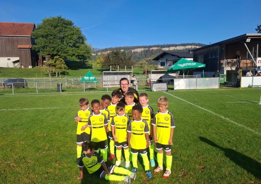 Kleiner Einblick in das heutige U7-Turnier in Tisis! 🏟️⚽️
Ein toller Turniertag mit viel Freude, Einsatz und jeder Menge Fußballbegeisterung! 💪⚽️
Auf unserem Jubelfoto ist auch ein Vertreter unseres Sponsors Digital Factor mit dabei. 🤝📸
Vielen Dank an alle, die unseren Nachwuchs unterstützen und solche tollen Turniertage möglich machen! ❤️⚽️
#U7 #Nachwuchsfußball #Jugendfußball #Turnier #Tisis DigitalFactor Danke