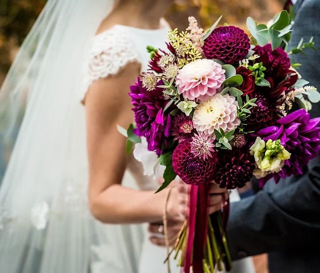 Looking back in E&Ns October wedding a few years ago. This has to be in my top 3 favourite wedding bouquets of all time- the colours, the style and the drama. The highlight though is the dahlias including by favourite dark pink blousy Thomas Edison. He looks great in my garden too this time of year and really brightens it up and makes me smile.
🌸
We had lots of lovely weddings this year and one final one coming up. If you know anyone getting married next year we would be grateful if you send them our way!
#weddingflowers #weddingflorist #weddingflowers2027