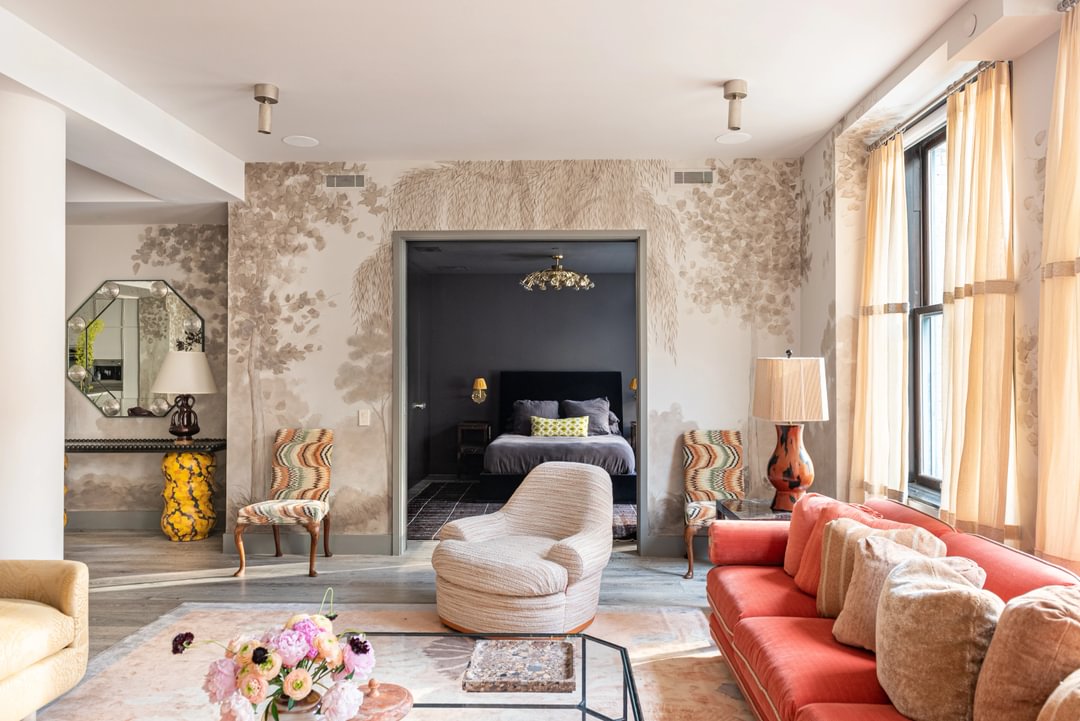 In collaboration with interior designer Ceara Donnelley, SuperStrata artisan David Faust hand painted the panoramic monochrome mural in this New York apartment, creating a serene backdrop for the vivid furnishings and decor.
See more of this project through the link in bio.