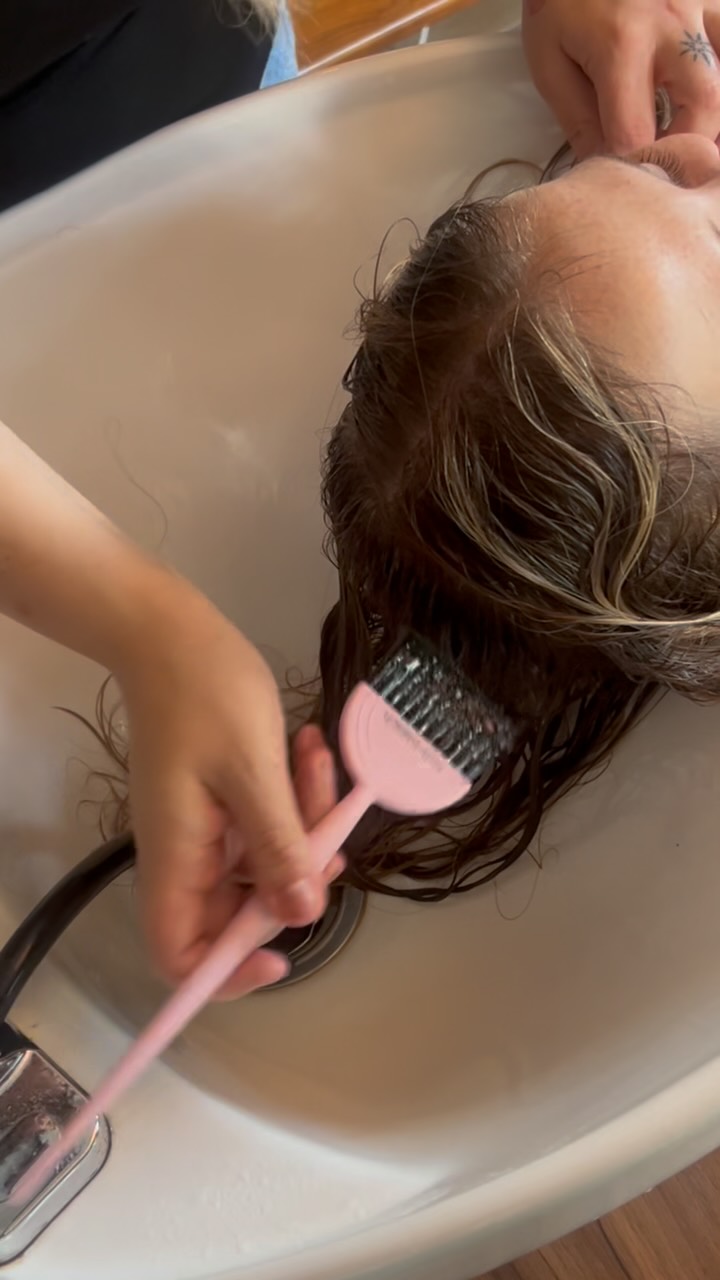 We found the perfect asmr video of @hairxxsydney glossing her client for you to enjoy.
#dmvsalon #dmvhair #dmvhairstylist #dmvhaircolorist #alexandriava