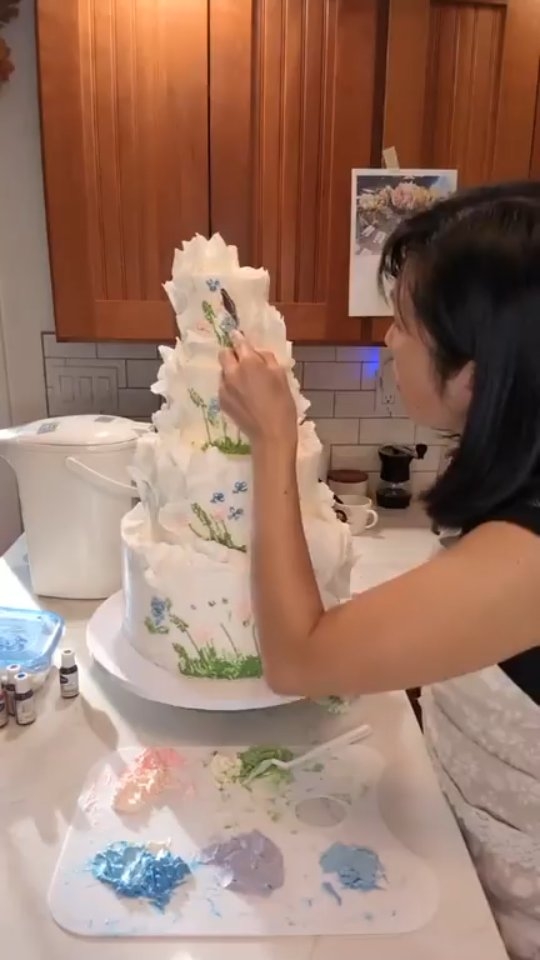 ✨Watch me Paint buttercream florals on Torn paper Ruffles wedding cake!💕💯
✨ A little cake experiment in the making… 🌸🎂
For my latest LIVE, I’m combining two of my favorite techniques for the very first time—delicate painted buttercream florals with my torn-paper ruffle design! 🤍🌿
I love the way the soft, organic brushstrokes of the buttercream flowers contrast with the dramatic, textured layers of the wafer-paper ruffles. It feels a little like a garden growing through torn pages of an old storybook. 📖🌸
And we’re not finished yet! This beauty will be adorned with handcrafted sugar florals and delicate hydrangeas to bring the whole design together. 💐✨
Come watch me experiment, create, and turn buttercream into art! 🖌️🎂
What do you think of this combination?! 👀💕
#CakeArt #tornpaperruffles #luxuryweddingcake #Painted Buttercream #TheCakeBee