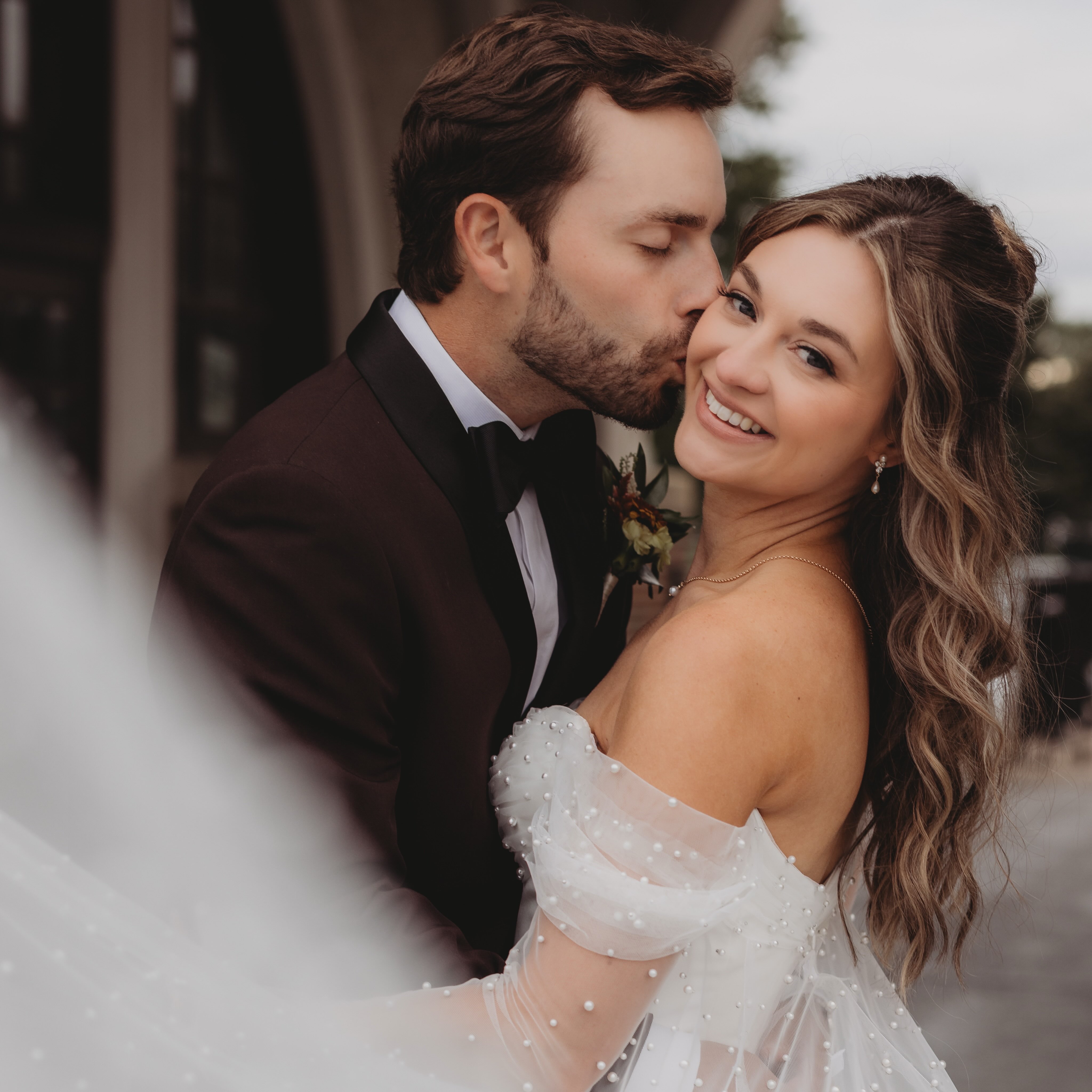 Elyse & Justin 🤍
Book your bridal beauty team with Pin Me Up Chicago today!
Makeup: @pinmeupchicago
Photography: @chelseamarie.weddings
Venue: @greenhouseloft
Florals: @southsideblooms
Catering: Butter and Vine
Day of Coordinator: @peoniesandproseccoevents
DJ: @diskokittydj
Hair: Matisyn Penderson
Dog Walker: Indoor Panda Pets