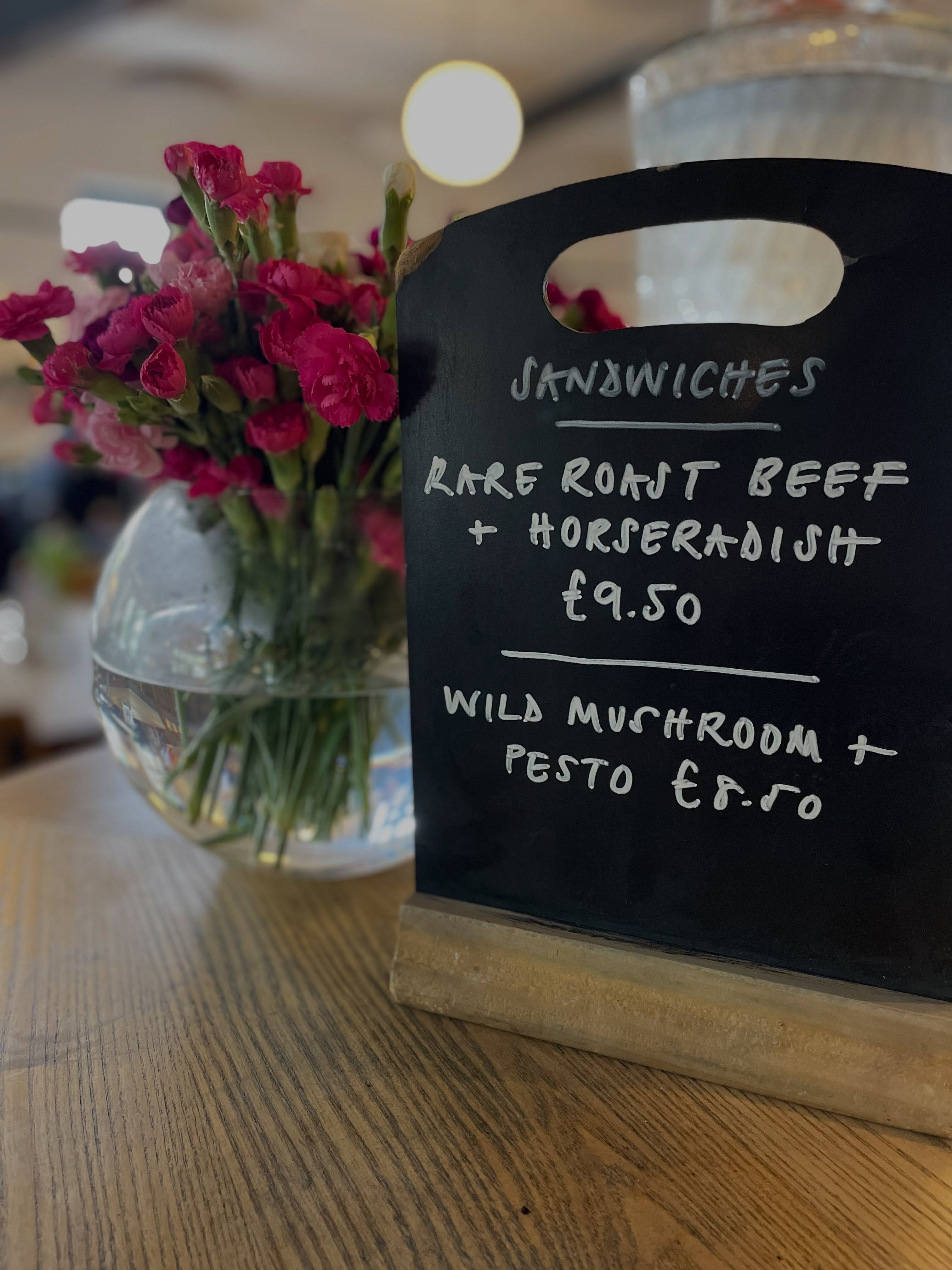 ✨TODAY’S SANDWICHES✨
- Rare roast beef & horseradish
- Wild mushroom & pesto
#bristollunches #bristolpubfood #bristolpublunch #wheretoeatforlunchbristol