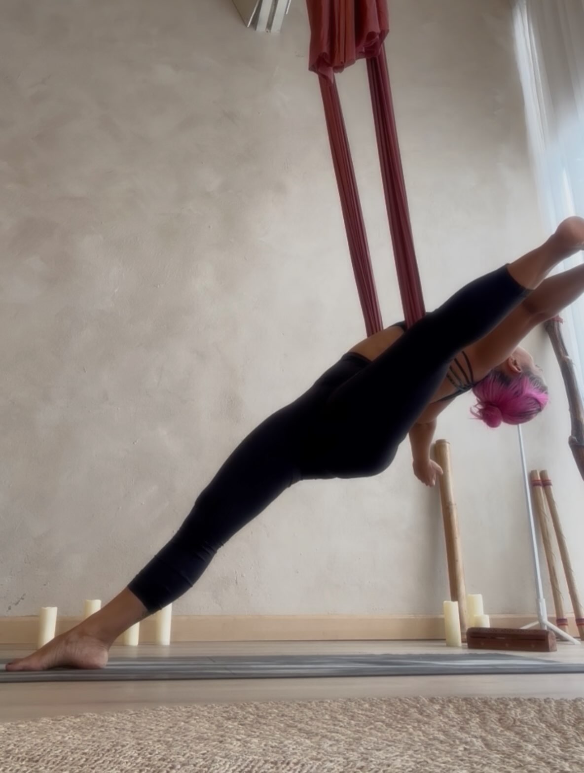 Un poco de lo que enseñamos el fin pasado durante el Módulo 8 de la Formación de Maestros de @tierrayoga.mx en donde cubrimos las bases del Yoga Aéreo FlyingBody y la Primera Serie de Ashtanga Yoga FlyingBody 🧘🏻♀️💪🏼 #ashtangayoga #aerialyoga #aerialyogalove #aeroyoga #yogateachertraining