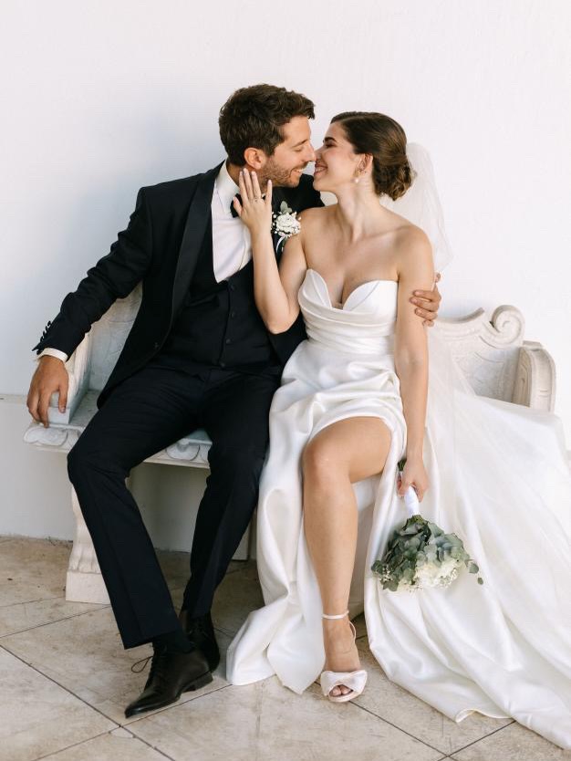 Some went delicate.
Some went dramatic.
Some said “just a little something” and then chose the biggest earrings.
We approve of all of it.
A little archive of NEA brides from this season.