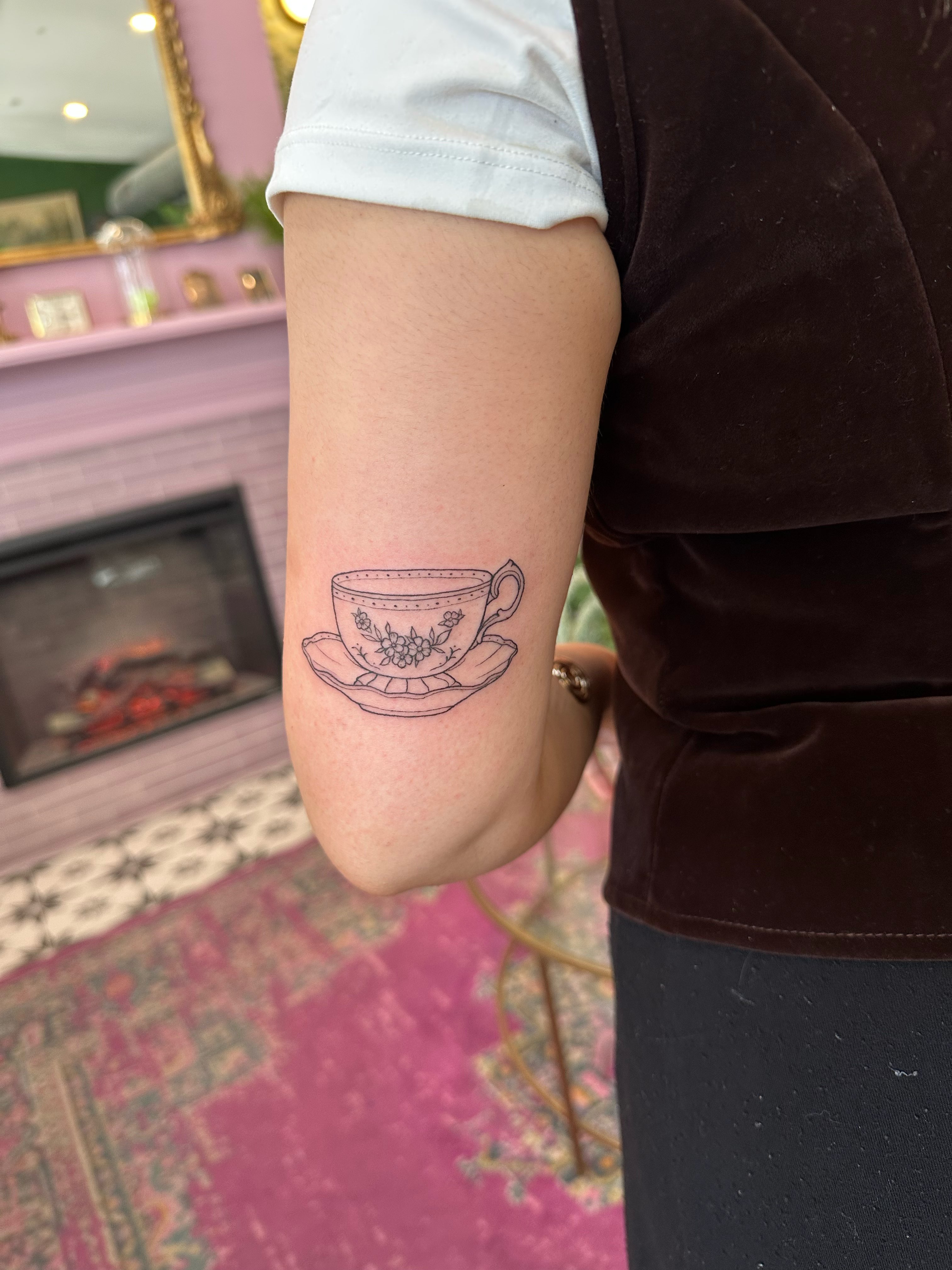 Cutie teacup by artist Jess (@jessclaytattoos )โ๏ธ Book with Jess through the link in our bio! ๐ฆ๐
.
.
.
#tattoo #teacup #finelinetattoos #customtattoo #flashtattoo