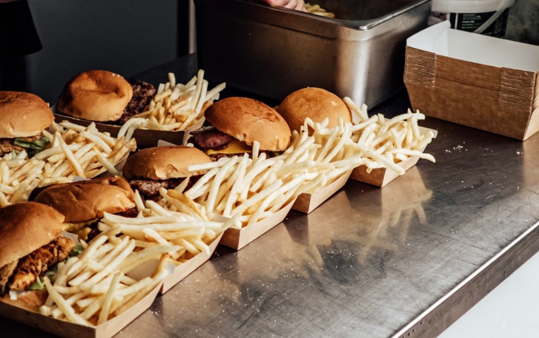 The burgers are amazing… but have you tried THOSE fries? 🍔🍟🤤
Crispy, salty, everything and the perfect sidekick to a Daisy Burger.
Come hungry. Leave happy. 🌼
#DaisyBurger #BurgerAndFries #AdelaideFoodTruck #AdelaideEats #AdelaideCatering