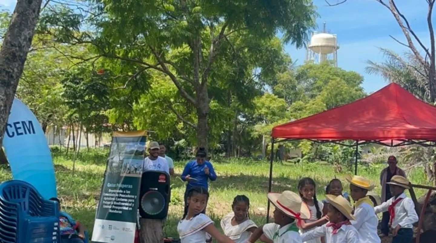 🌿💚 Las nuevas generaciones también son protagonistas de la conservación
🌺En el marco del Proyecto Costas Prósperas y durante la inauguración del Vivero Municipal de Manglar y Especies Asociadas del municipio de Trujillo, los estudiantes de quinto grado del CEB 14 de agosto de la comunidad de Puerto Castilla nos regalaron una hermosa danza folclórica, llenando esta jornada de alegría, tradición y cultura. 💃
Su participación representa mucho más que un acto cultural: es una muestra de cómo nuestros niños y niñas pueden crecer conociendo, valorando y comprometiéndose con el cuidado de nuestros ecosistemas marino-costeros. 🌊🌱
👏 Gracias por compartir su talento, mantener vivas nuestras tradiciones y ser parte de la construcción de un futuro donde la cultura y la conservación caminen de la mano.
💚 Porque cuidar nuestras costas también comienza desde las nuevas generaciones.
Océanos Sanos, Costas Prósperas. 🌊🌿
#CostasPrósperas #CEM #OceánosSanos #ThrivingCoasts
#BlueActionFund