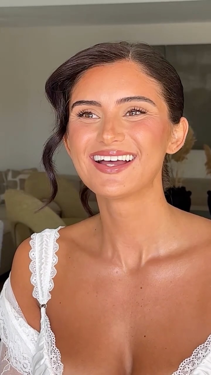 Natural with a pop of color 😍
.
.
Makeup artist Greece natural makeup luxury destination wedding makeup