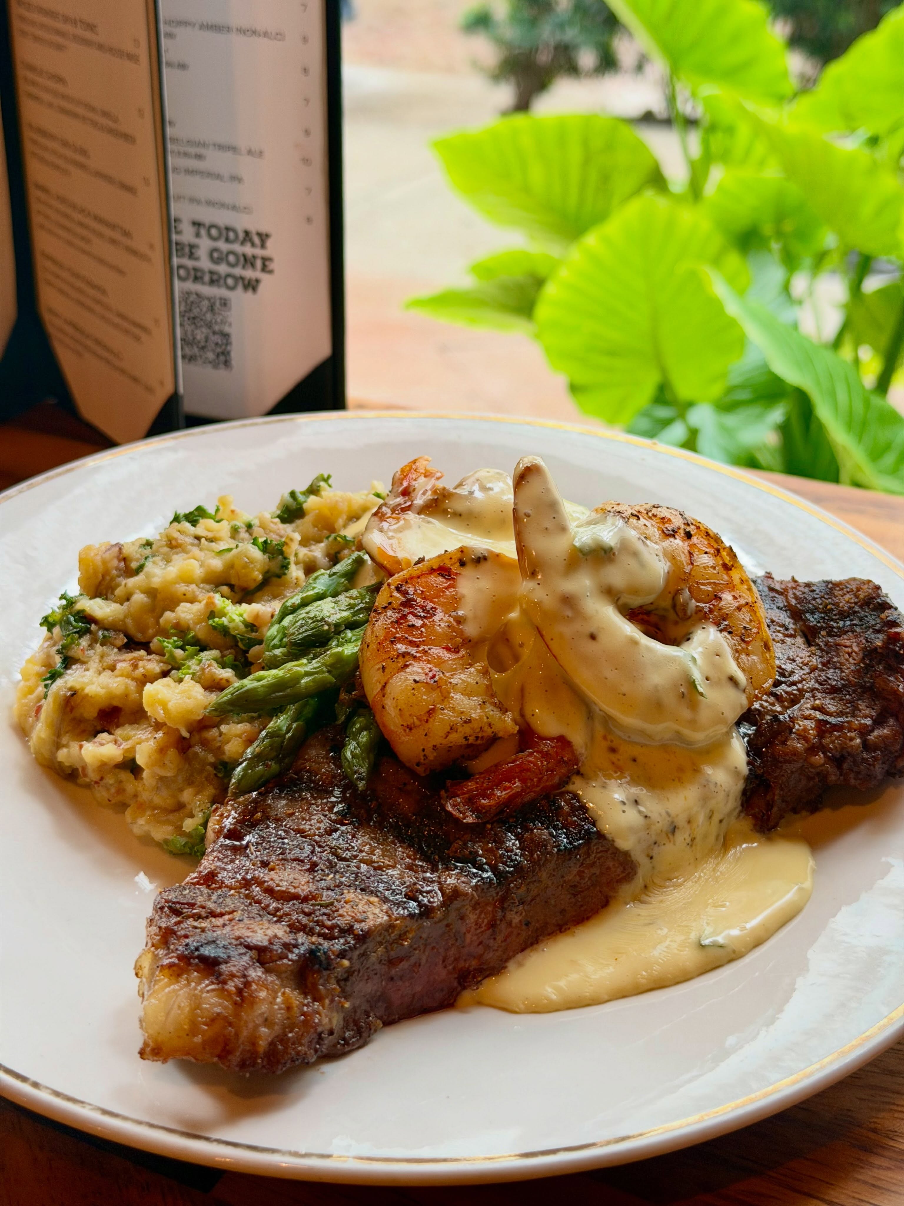 Dinner Feature: Turf n Surfing 🏄♂️
Grilled Prime NY Strip topped with garlic shrimp, roasted asparagus & Hollandaise sauce served with smoked bacon, kale mashed potatoes