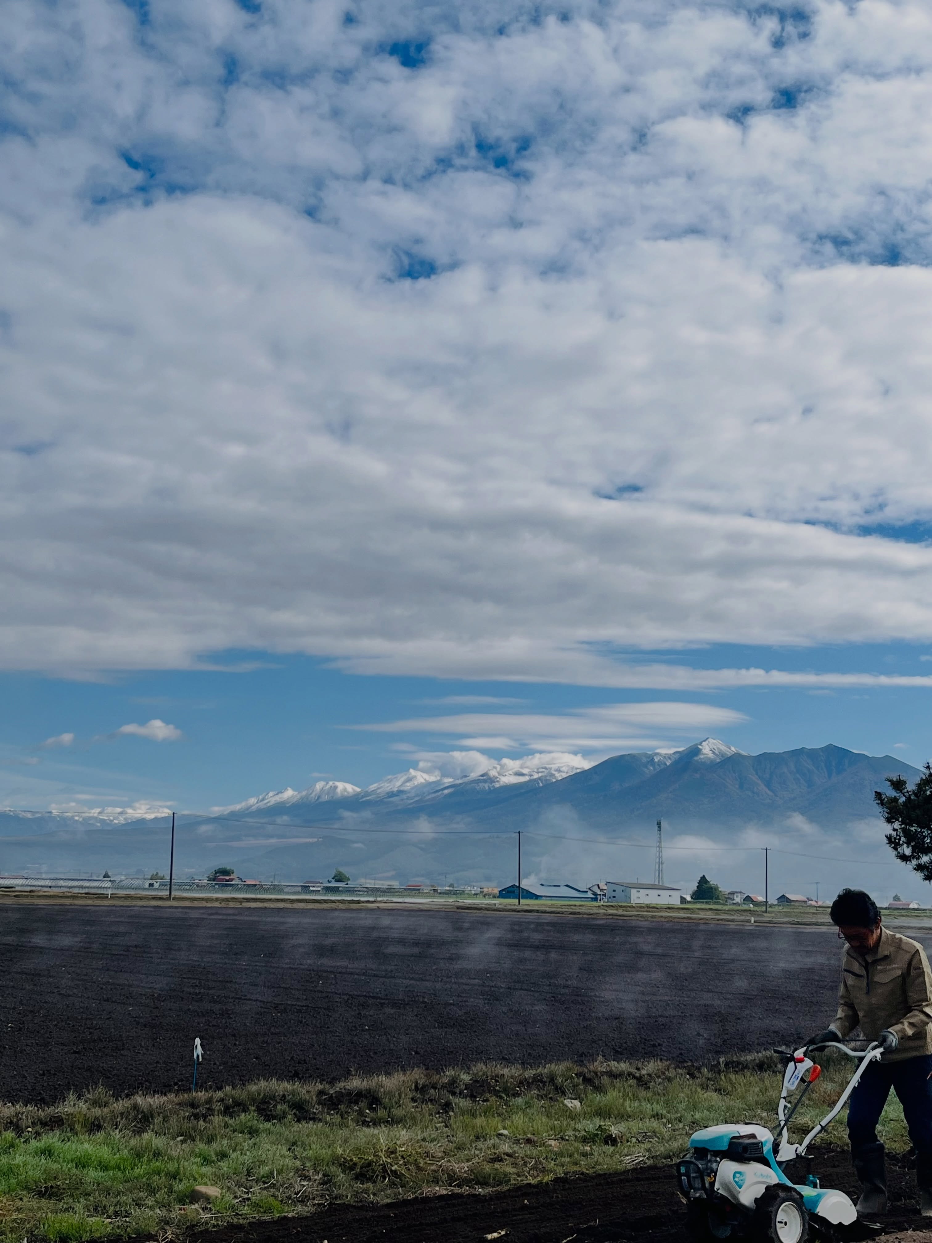 毎年のことなんですが、初冠雪を見ると「もう冬が来るんだなあ」と実感します。
First snow on the mountains ❄️🏔️
Autumn is still here, but winter is slowly making its way to Furano. 🤍
#富良野 #北海道 #furano #hokkaido #autumn