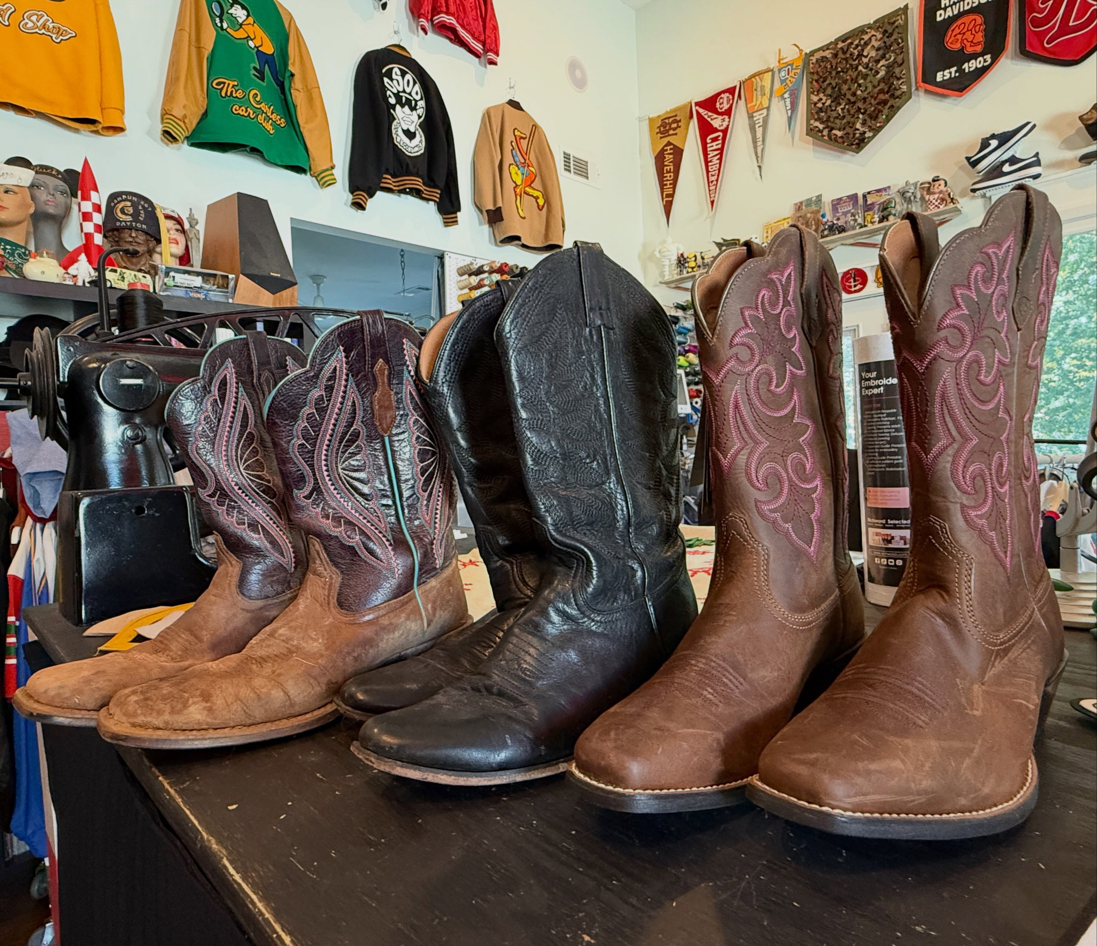 Customize boots with chainstitch patches?
Sure, let's give that a try!
#huckmade #cowboy #cowgirl #cowboyboots #customboots