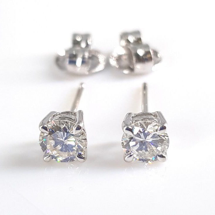 Classic 18ct white gold diamond studs - 1.68 g, 2 round brilliant diamonds, est. 0.48 ct (JK colour, VS clarity). Priced at R30 000. ✨💎
We offer expert, discreet service with free private appraisals from our qualified diamond grader and master goldsmith. Visit our product page to learn more and book a viewing: https://wix.to/45vY91f
Have questions? Ask below or send us a DM - we’re here to help. #DiamondStuds #WhiteGold #CapeTown