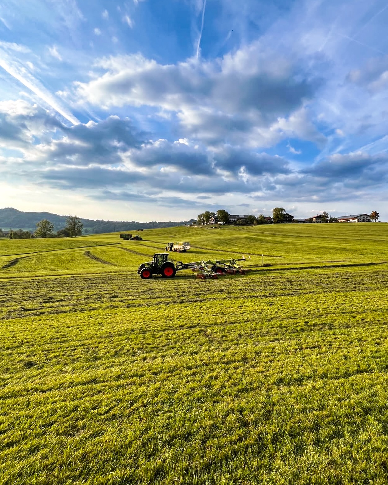 Ein ganz normaler Arbeitstag bei uns.
Mit einem ziemlich schönen Ausblick. 🚜💚