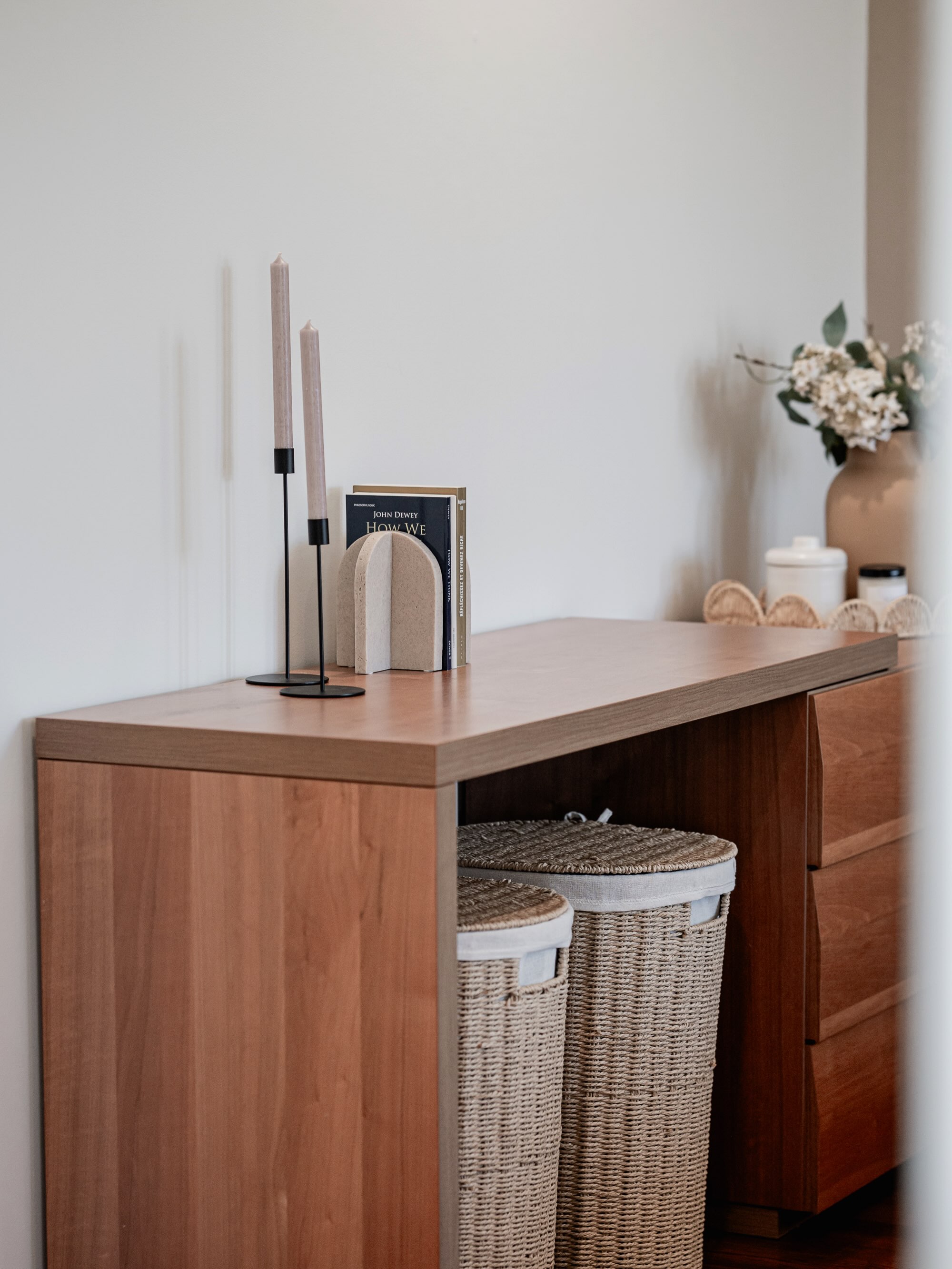 Faire dialoguer le nouveau et l’existant. 🤎
Parce qu’un projet réussi ne veut pas nécessairement dire tout changer.
Ici, on a créé une nouvelle ouverture en arche pour faire communiquer la chambre principale à la salle de bain adjacente, puis ajouté du mobilier sur mesure pensé pour s’intégrer naturellement aux pièces que nos clients souhaitaient conserver.
De petits et grands changements, bien accessoirisés, qui donnent une toute nouvelle lecture à l’espace.
📷 @bodoumphotographie
🚪 @artisanex_inc