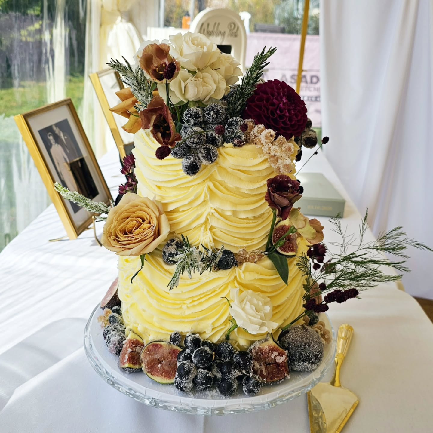 Piped buttercream, gorgeous wild and whimsical florals, and sugared fruits - I loved this look! ๐
Huge Congratulations to the new Mr & Mrs Asher โค๏ธ
.
venue: @rudgefarmweddings
flowers: @dorsetflowers
.
#dorsetwedding
#dorsetweddingcakedesigner
#dorsetcakemaker
#dorsetcakecompany #blossomdreamcakes