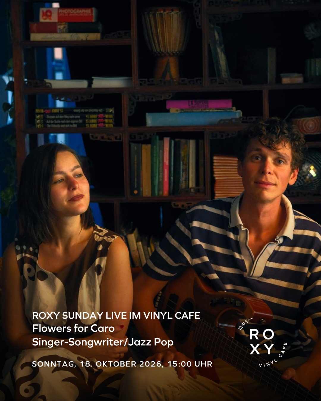 Roxy Sunday / Flowers for Caro – Singer-Songwriter/Jazz Pop
Sonntag, 18. Oktober, um 15:00
Gratis Eintritt/Kollekte
„Wie ein Spaziergang durch einen wunderschönen Traum – mit weit geöffnetem Herzen“: So beschrieb ein Zuhörer die Musik von Flowers for Caro einmal. Das Duo verbindet Bass, Loopstation und Gesang zu einem eigenen Sound zwischen Indie-Pop, Jazz und Singer-Songwriter. Ihre Konzerte leben von Nähe, Aufmerksamkeit und einer intimen, berührenden Atmosphäre. Ein grosser Park in New York, Sonnenblumen, eine Statue, ein Ort weit über dem Meer. Verliebte Träume und weite Wanderlandschaften – das ist das Universum von Flowers for Caro. Ein Duo, das aus kleinen Geschichten, Sehnsuchtsorten und Melodien seine ganz eigene Welt entstehen lässt.
@flowersforcaro_duo, @caro_chante, @pino.zortea
Produced by @klangkosmos
#RoxyVinylCafe #LiveMusic #konzert #RoxySundayLive #Winterthur