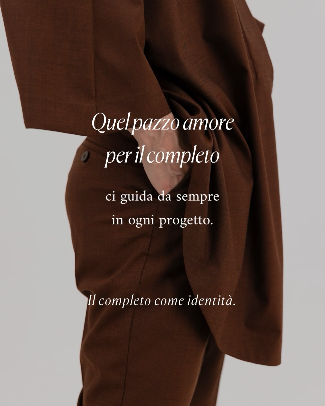 Quel pezzo amore per il competo.
Che ci guida da sempre in ogni progetto.
Il completo come identità.
Il completo non è nato solo per vestire bene, è nato per comunicare.
Per secoli l’abito maschile è stato uno strumento per dichiarare appartenenza e status.
Tra Settecento e Ottocento il completo inteso come la combinazione di giacca e pantaloni è stato uno dei codici più identificativi dell’eleganza occidentale.
Il completo moderno si afferma nell’ Inghilterra dell’Ottocento, la silhouette si fa più sobria, le decorazioni spariscono, è il passaggio dall’abito aristocratico, ricco e ornamentale, a un modo di vestire che comunica disciplina e autorevolezza.
È il nuovo stile.
Ma cambia ancora nel Novecento, con la società moderna diventa lo stile dell’uomo che lavora, del professionista.
Per le donne il completo è una conquista prima che segno di stile, nel Nocecento nel guardaroba di lei arrivano giacche, pantaloni, arriva il comfort e un gusto non imposto, e arrivano i completi.
Arriva un messaggio chiaro che è il pensiero con cui progettiamo i capi filotrama: l’eleganza non deve significare costrizione.
Attravero il completo, o tailleur, la donna costruisce la sua nuova immagine: professionale, autorevole, indipendente.
Ma il completo, con il passare del tempo, non serve solo a vestirsi in ufficio, diventa uno modo per raccontare chi sei.
Nel tempo ha perso il suo carattere di divisa, è diventato identità, è simbolo di espressione personale.
La giacca continua ad avere una carattere,
il pantalone continua a definire la silhouette,
il completo continua a suggerire eleganza
ma non indica più chi sei nella società, indica chi scegli di essere, fuori e dentro l’ufficio!
Ed ecco perché ci riconosciamo tanto in lui, e voi con noi.
E’ l’identità che abbiamo scelto di vestire.
I capi in foto sono parte della collezione ora online su www.filotrama.it
#formalsuits#sartorialelegance#bespokesuit