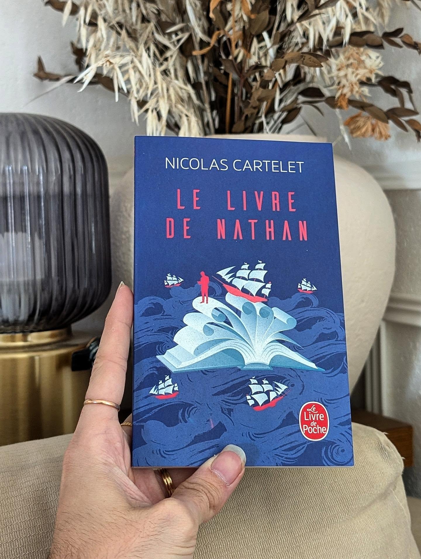 ✨ Le livre de Nathan - Nicolas Cartelet ✨
Voilà une novella postapocalyptique qui prend un chemin assez inattendu !
Nathan est correcteur indépendant et rêve de voir son premier roman publié. Malheureusement pour lui, son éditeur n’est absolument pas convaincu par son manuscrit. Et comme si cette déception ne suffisait pas, une pluie interminable s’abat sur le monde avant de finir par tout engloutir. Une sacrée journée pour Nathan…
Quelques survivants découvrent alors que son fameux manuscrit est l’un des seuls livres à avoir échappé au déluge. Et des années plus tard, ce texte que personne ne voulait publier est devenu un véritable livre sacré.
J’ai beaucoup aimé l’idée de départ et surtout la manière dont l’auteur s’amuse avec la place que l’on donne aux histoires. Au fil du temps, le livre de Nathan va être interprété, transformé et utilisé par différentes personnes pour servir leurs propres intérêts. Et forcément, quand on commence à modifier le sens d’un texte au fil des siècles, on peut arriver à des choses assez absurdes !
C’est justement cet humour qui m’a beaucoup plu. Le récit se moque gentiment de notre besoin de trouver du sens partout, de créer des croyances et parfois de détourner les choses pour leur faire dire ce qui nous arrange. C’est drôle, mais il y a aussi pas mal de réflexions derrière tout ça.
Le format court fonctionne particulièrement bien ici. L’histoire avance rapidement et nous fait traverser différentes époques sans avoir besoin de s’attarder sur chaque détail. J’ai également trouvé intéressant le travail autour de la langue et de son évolution, même si la façon dont les dialogues sont intégrés au récit peut demander un petit temps d’adaptation.
En bref, Le Livre de Nathan est une lecture originale, drôle et assez décalée, qui utilise l’apocalypse pour parler de littérature, de croyances et de la manière dont les hommes réinventent les histoires. Une petite novella qui sort vraiment des sentiers battus !
#Bookstagram #LeLivreDeNathan #NicolasCartelet #ScienceFiction #PostApocalyptique