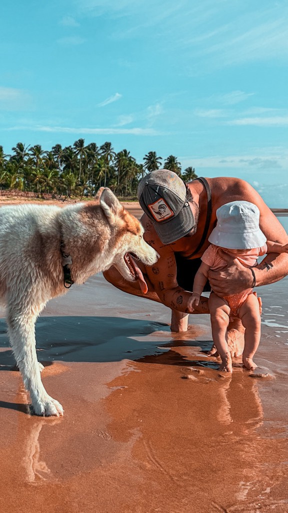 Às vezes a gente trata uma mudança de vida como se fosse uma decisão sem volta.
Foi exatamente isso que me travou durante anos.
Eu tinha me formado, construído uma carreira, trabalhado 6 anos numa empresa, tinha salário, estabilidade e um caminho que, olhando de fora, parecia fazer sentido.
Mas por dentro eu sabia que não queria continuar vivendo daquele jeito.
O problema é que sair parecia arriscado demais.
Até que eu entendi uma coisa: eu podia tentar.
Se desse errado, eu ainda teria experiência, formação, capacidade de trabalhar e poderia reconstruir minha vida.
Então pedi demissão.
Viajei.
Morei em lugares diferentes.
Vivi dentro de carro.
Conheci mais de 50 países.
Mudei de profissão.
Comecei projetos que deram certo e outros que não deram.
E minha vida foi ficando cada vez mais distante daquela que eu imaginava que teria.
Ainda bem.
Porque o maior risco talvez nunca tenha sido tentar uma vida diferente.
Talvez fosse chegar lá na frente e descobrir que eu passei décadas vivendo uma vida que eu já sabia que não queria.
No pior cenário, muita coisa pode ser reconstruída.
No melhor, você descobre uma vida que nem sabia que era possível.
Bora Viver!
