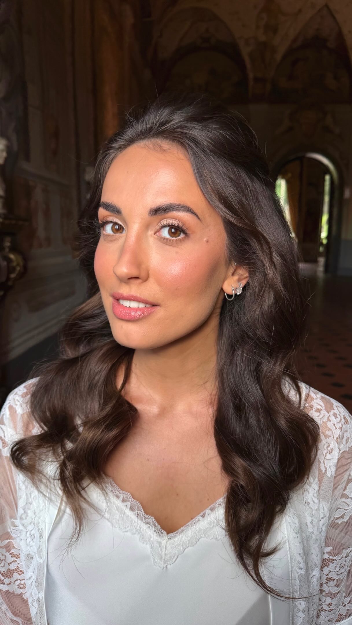 For my beautiful Italian bride, i created a fresh yet sophisticated look — beautifully dewy skin, softly bronzed definition, luscious lips and understated eyes that enhanced her natural features without overpowering them.
The result was effortlessly elegant and quietly luxurious — the kind of bridal makeup that feels just as beautiful years from now as it did on the wedding day.
Would you choose this timeless, bronzed bridal look for your wedding day?
Venue: @villadicorliano
Photographers: @krini_photography @artprojektas_ana.stockune
Bride: @lisa_lanzini
@_wedding_lux @anacovali_events_weddings
luxury bridal makeup • Italian villa wedding • destination bride • timeless bridal beauty • dewy bridal makeup • bronzed bridal makeup • glossy skin • elevated bridal beauty
#ItalianVillaWedding #LuxuryBridalMakeup #DestinationBride #TimelessBridalBeauty #Destinationartist