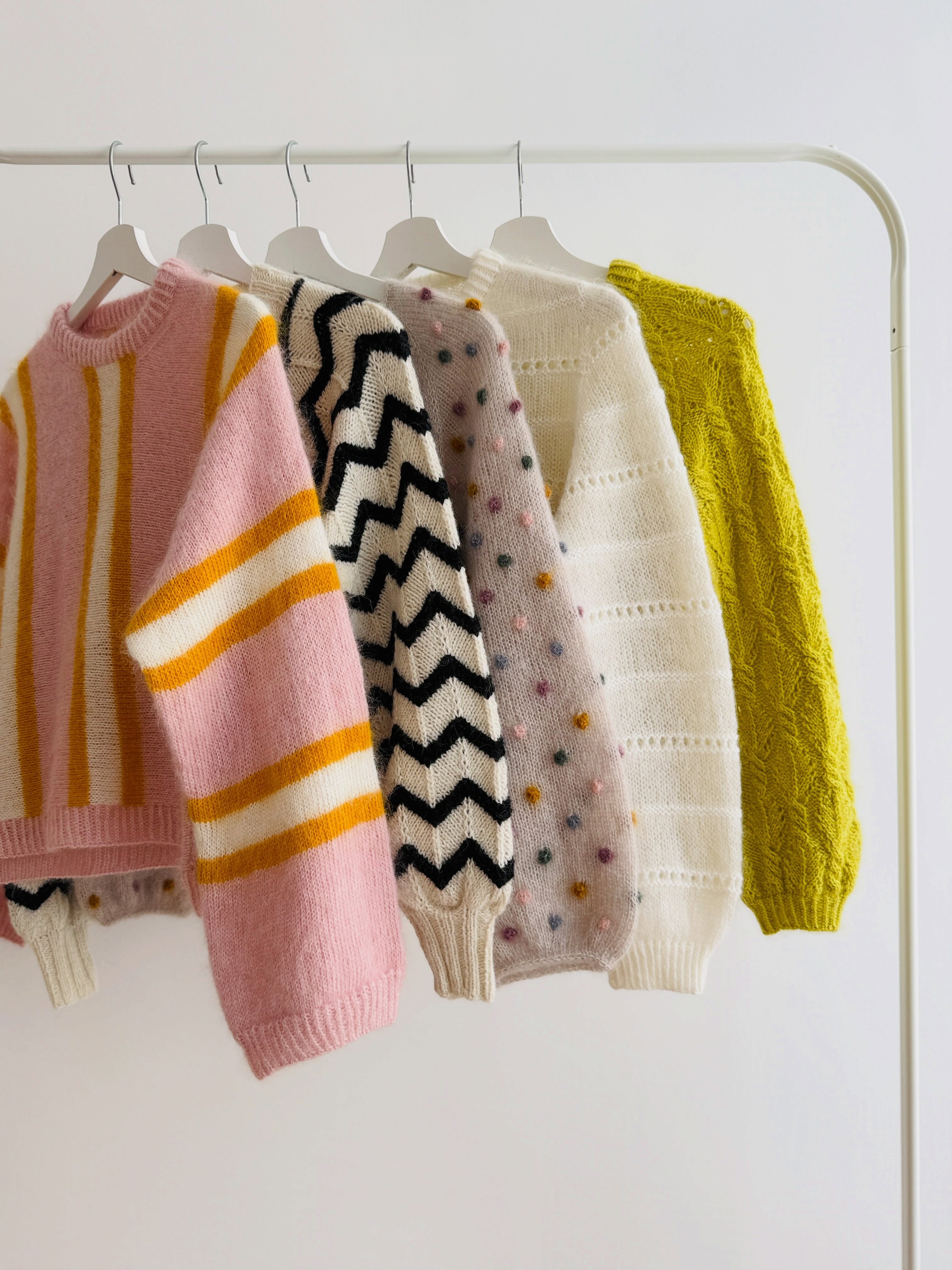 Your regular color and pattern inspo is incoming 🥰
.
.
.
All patterns by me and available in several languages on my website and Ravelry ✨
.
Advertising
.
#knit #knitting #stricken #strickenmachtglücklich #knittersgonnaknit
Roni Sweater: white and wonderful aka the perfect construction and a playful textured lace pattern adding interest to a mindless knitting project 🤩
Gerardina Sweater: The intricate beauty! A classic raglan set-up spiced up with raglan cables and a beautiful cable-lace-pattern covering body and sleeves. Of course the cable-lace-pattern is working out without any breaks 👯
Georgia Sweater: Do I need to say more about this design?
Thierry Sweater: bold and powerful with an interesting construction and a textured surface AND the option for a lot of color combinations 😍
Andy Sweater: Your perfect leftover project.