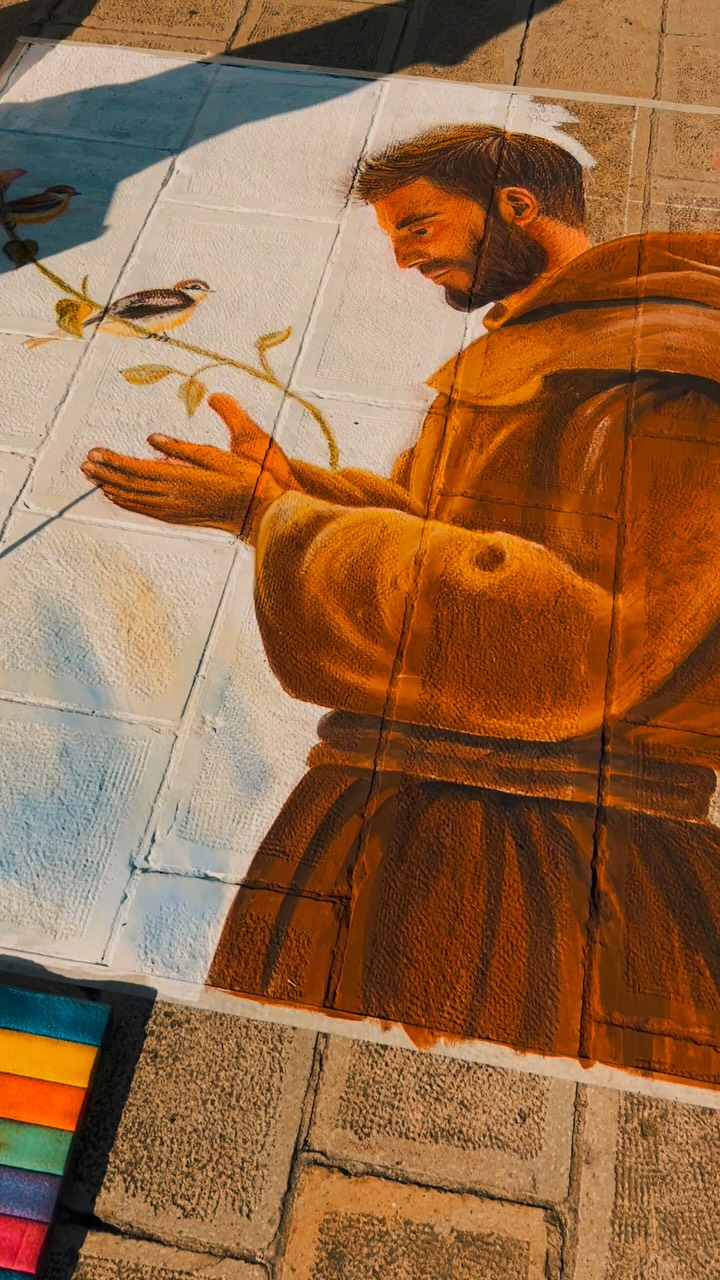 Polvere che si fa poesia, gessetti che prendono vita sull’asfalto e un’emozione antica che risuona nel presente. ✨
Ieri, a Bagnoli di Sopra, abbiamo celebrato gli 800 anni dal transito di San Francesco insieme all’arte senza tempo dei Madonnari. Tra le vie infuse di colore e devozione c’era anche il mio sguardo sul Santo: un quadro nato tra luce, silenzio e gratitudine per le cose semplici. 🎨
Portare quest’opera tra la gente, in una giornata così densa di significato, è stato un regalo per il cuore.
🍂 Per continuare a condividere la bellezza di questa memoria, per tutto il mese il mio quadro di San Francesco sarà disponibile a un prezzo speciale sul mio sito.
✨ Trovi il link diretto nella mia BIO per scoprirlo da vicino e portarlo nella tua casa.
#SanFrancesco #Madonnari #BagnoliDiSopra #Padova #ArteItaliana CentenarioFrancescano SanFrancesco800 PitturaContemporanea ArteEPoesia LinkInBio