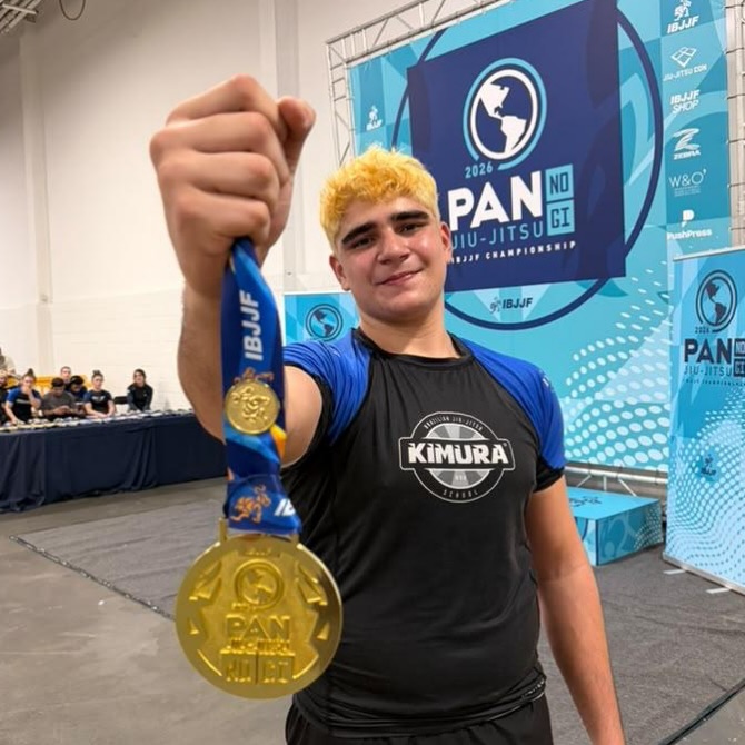 Congratulations to @mateusdiasbigm Big M, 2x Pan-American champion in New York!
Yesterday I talked about training with and without the gi. About 80% of Matheus’s training here at our school is in the gi, and he went out there and put on a show in no-gi.
Matheus trains hard and works to reach his goals. Besides being an athlete, he also works with us as one of our coaches. I’m very proud of the son you are, the friend you are, and the values you carry. Your gratitude toward your coaches and your school, your respect for your teammates, and your passion for Kimura are beautiful to see.
Our academy is not a competition academy, and we don’t want to become one. But the methodology I created, based on more than 35 years of training and more than 30 years of teaching jiu-jitsu, works for people who want to train for a better quality of life and for those who want to achieve results in competition. Our students’ results over the years here in Florida show that.
Congratulations, Matheus! We are very proud of you. Congratulations also to your father, Davidson, and to your whole family for supporting you and your dreams.
Pan-American Jiu-Jitsu Champion | Kimura BJJ | Boca Raton | West Boca | Watertown, MA
#KimuraBJJ #BocaRatonJiuJitsu #WestBoca #ParklandFL #WatertownMA