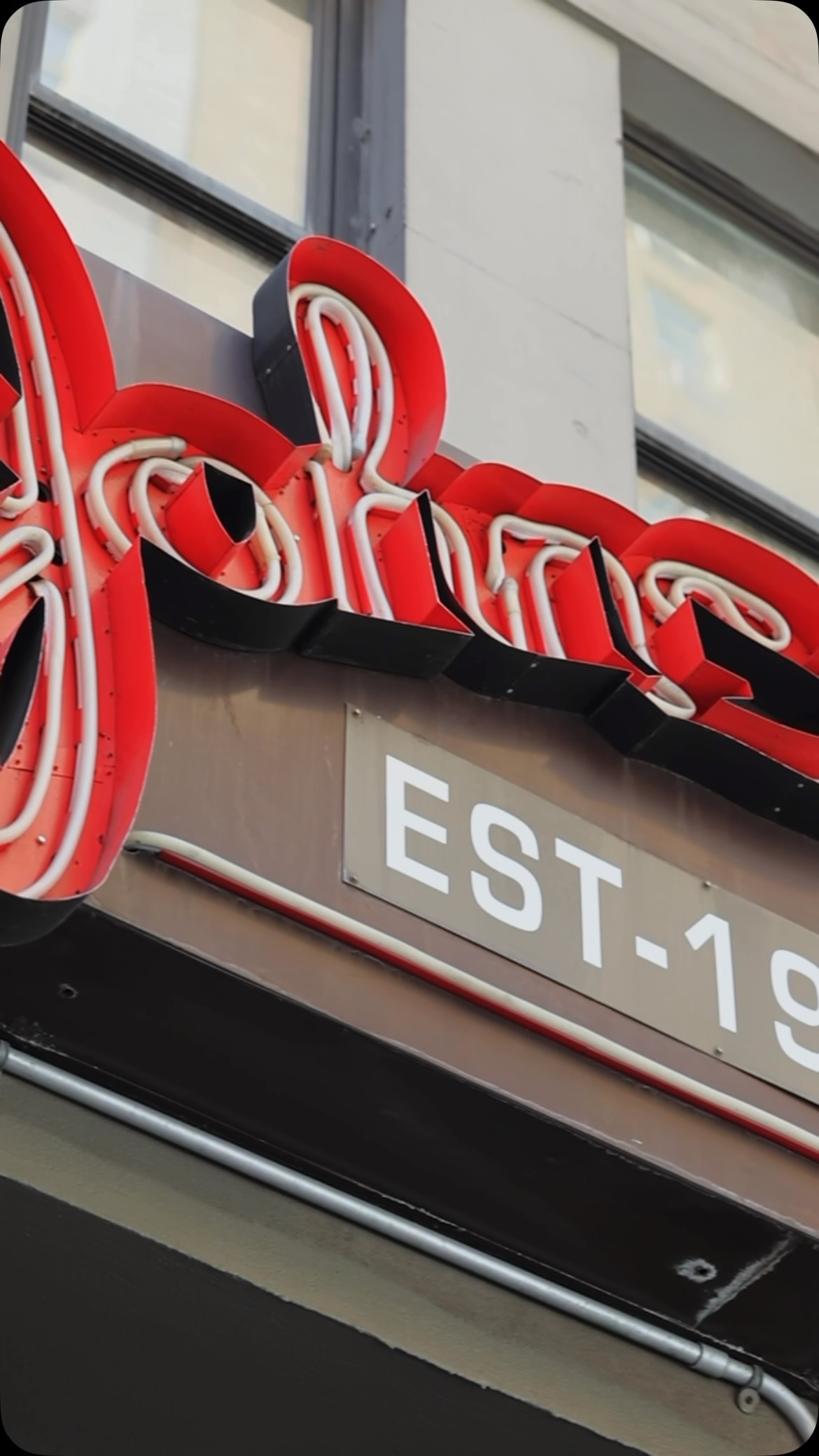 Pizza and beer just make sense. 🍕🍺 Celebrating International Beer & Pizza Day with two favorites that go hand in hand. #JohnsPizzeriaNYC
📍260 W 44th St, New York, NY 10036
#beerandpizza #nycpizza #nyceats #timessquare