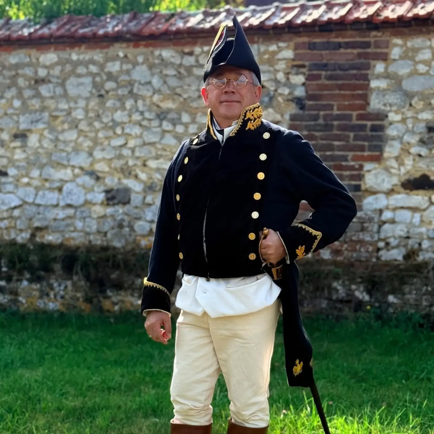 Un magnifique médecin de la garde Impériale du Ier Empire 🥹
Merci encore à Fabien pour m'avoir fait confiance sur ce gros projet.
L'univers des costumes militaires que je trouve incroyable mais dont je n'y connais pas grand chose. Pour une première c'est pas trop mal mais j'espère m'améliorer 🥰
N'hésitez à m'envoyer vos demandes de costumes, de robes de mariée ou d'autres choses 🤭
.
.
.
.
.
##smallbusiness #costume #slowfashion #artisanmade #napoleon