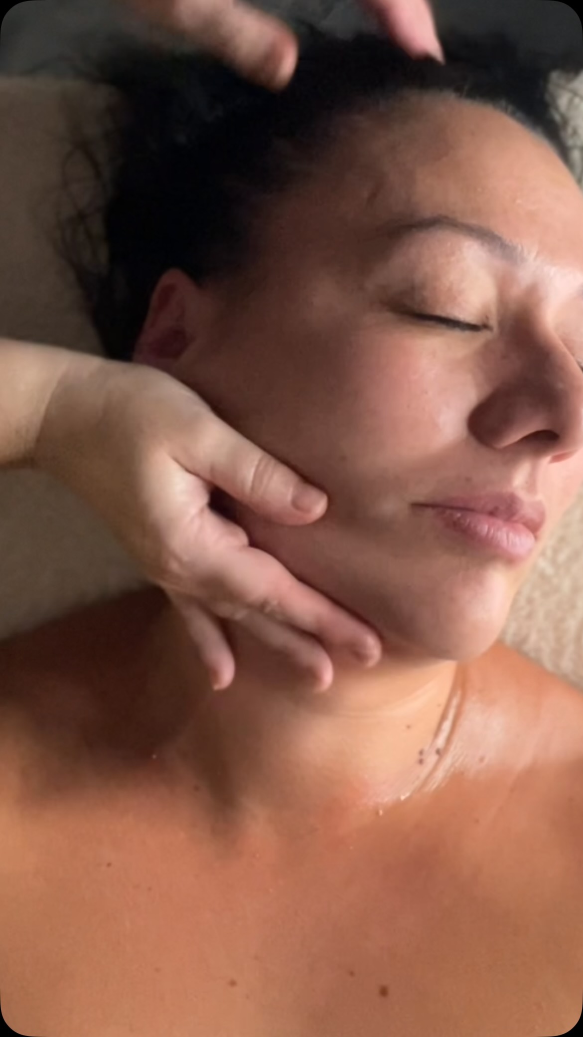Do you ever just need to be still?
So you ever think of your face and head as part of your wellness?
The face has many muscles and these days we have been conditioned to throw toxins into ourself in the search for what we think is beauty.
Beauty comes in all shapes and sizes but the beauty of my signature facials goes beyond the surface. Relaxing yet refreshing , decongesting build up of stress and tiredness by treating you as a person .
Working in a way to calm your breathing, feel safe, feel intentional pressure and touch and more .
If you’re looking for more than just a facial you’ve found the right spot.
Anna ❤️
📍Leighton buzzard &
📍Berkhamstead@naturalitywellness
#bedfordshire #berkhamstead #leightonbuzzard #facialmassage #destress