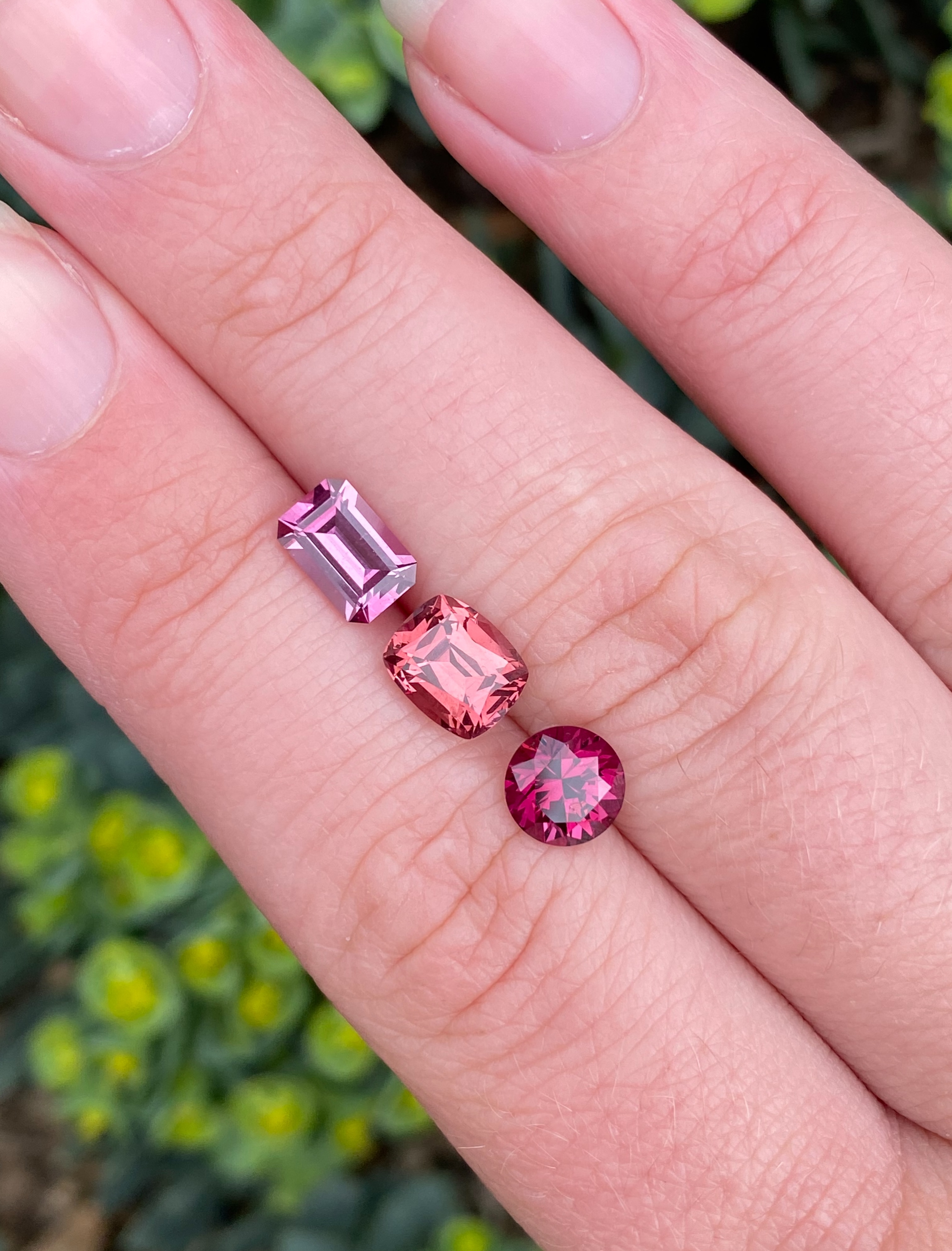 Just a ‘boring’ pink garnet imagined 3 ways 🤩
The best lighting for viewing gemstones will always be diffused daylight, so you best believe when its overcast im outside videoing gems in their natural beauty! No filters or edits here, its straight from my iphone 11 camera roll 😅
#tatumgems #garnet #pinkgemstones