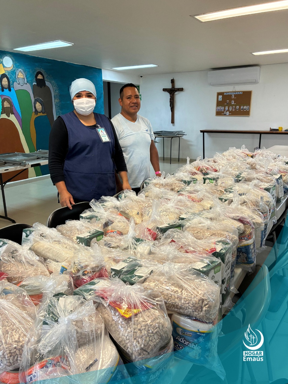 La solidaridad es un valor que se hace presente en cada pequeño y gran gesto que nos permite seguir apoyando a quienes más lo necesitan. 💙
Con motivo del Domingo de la Caridad, queremos expresar nuestra más sincera gratitud por la donación de 60 despensas, gracias al esfuerzo del equipo de Pastoral Social de la Santuario San Chárbel y de todas las personas que se sumaron a esta iniciativa. 🫱🏻🫲🏼
Estos alimentos serán utilizados para preparar las comidas que diariamente ofrecemos a nuestros pacientes y sus familiares, alcanzando a preparar 200 comidas diarias en nuestras dos sucursales.
Agradecemos su contribución a nuestra misión y por convertir su generosidad en alimento, acompañamiento y esperanza. 🙏🏻
#HogarEmaús #escuestióndehumanidad #domingodelacaridad #despensas #ciudadsalud #bosquecuauhtémoc #morelia