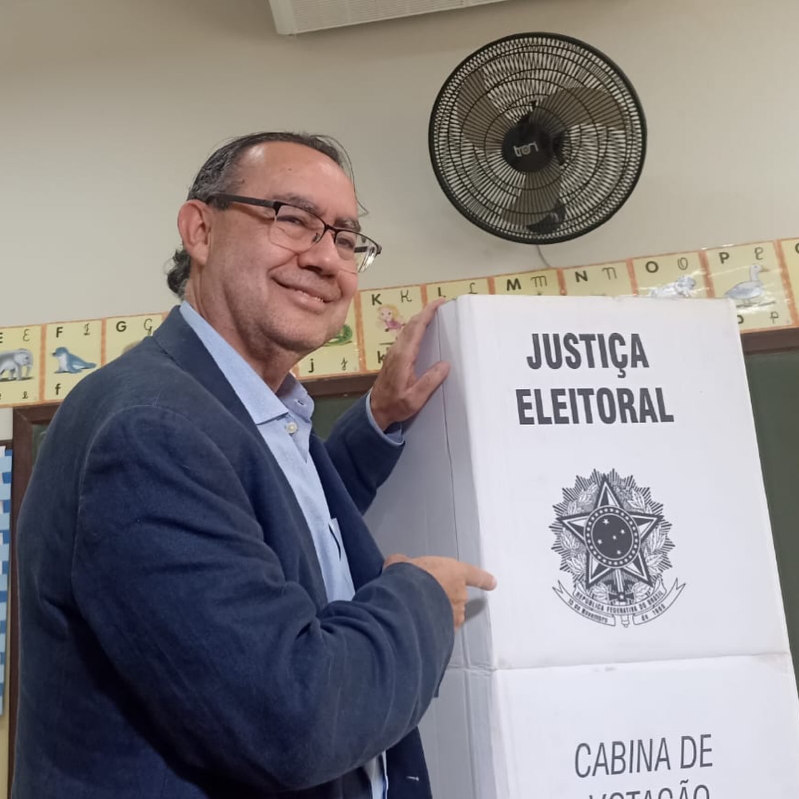 O candidato à Presidência da República, Augusto Cury (AVANTE), votou na manhã deste domingo na EMEF José Venâncio Dias, em Colina. Em entrevista no local, o médico e escritor fez duras críticas ao cenário político nacional e às estratégias da oposição, classificando o apelo ao voto útil como «um desrespeito à democracia».
Cury criticou o governo Lula, questionando o impacto dos altos juros sobre as 82 milhões de famílias endividadas, e cobrou transparência de Flávio Bolsonaro em relação ao uso de recursos no filme O Dark Horse. No plano de propostas, defendeu o fim da vitaliciedade no STF, o término da reeleição e o fim do presidencialismo personalista. Além disso, propôs que os beneficiários do Bolsa Família mantenham o auxílio por até dois anos após entrarem no mercado de trabalho formal.