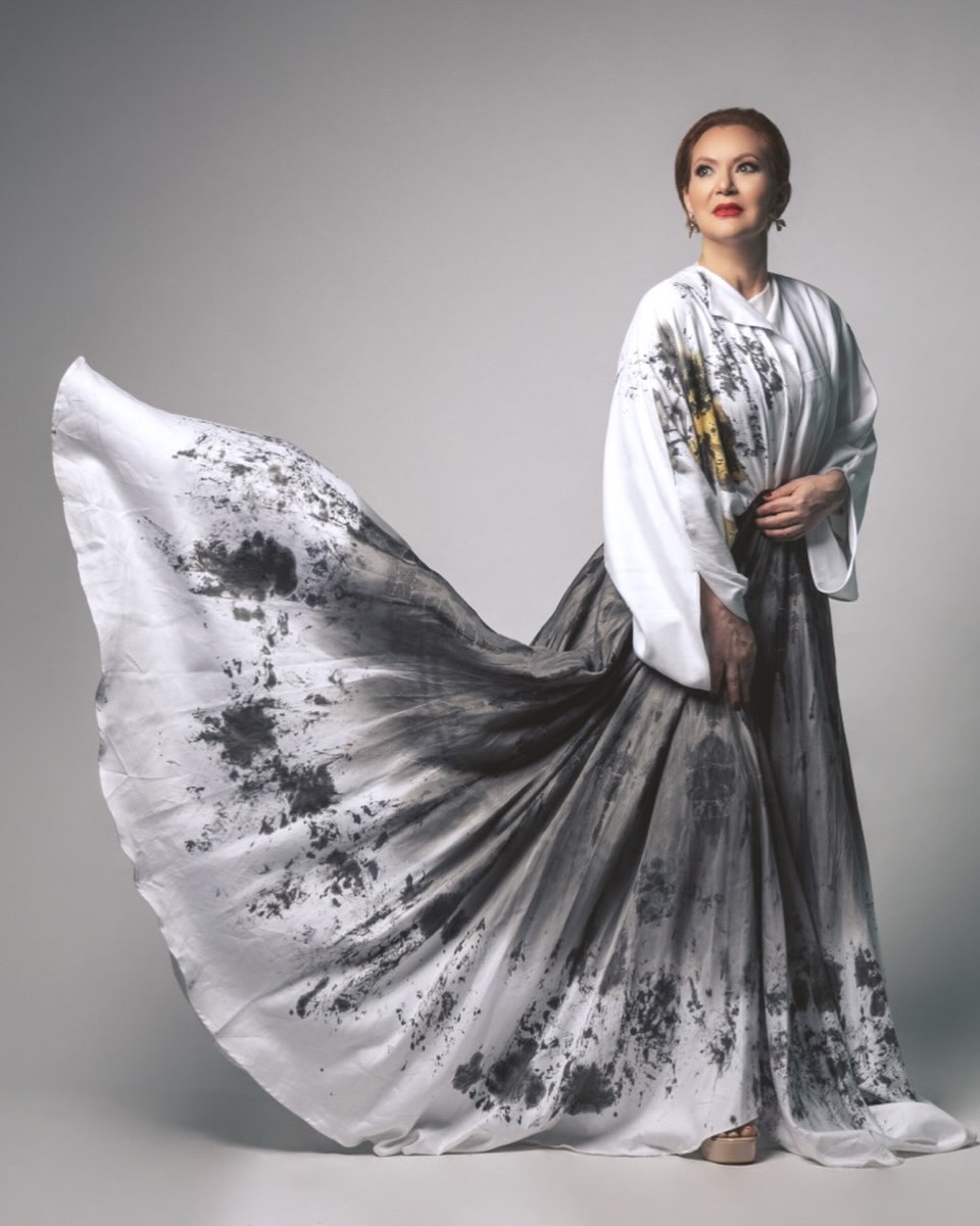 En quietud, esta falda guarda la pintura entre sus pliegues. Solo al abrirla se aprecia totalmente.
Así es este hermoso vestido de algodón pintado a mano, y que se entiende mejor en movimiento. Cada vuelo de la tela deja ver una parte distinta del trazo.
Hay piezas que se miran. Esta pide moverse.
Photo: @photo_by_pablo
Make-up: @dannymeraki
#EveValverde #PintadoAMano #TeñidoAMano #SlowFashion