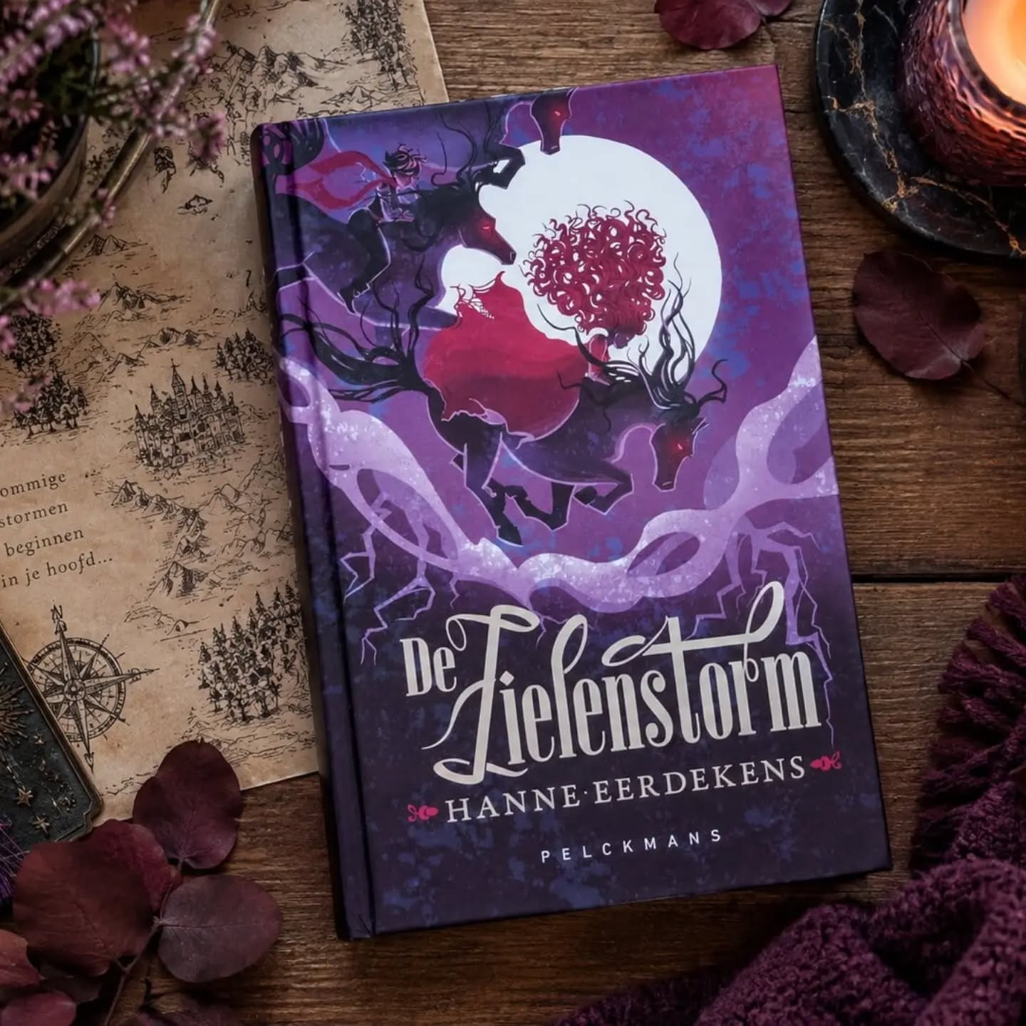 📚Boekentip!📚
De Zielenstorm - Hanne Eerdekens
❤️❤️❤️❤️❤️
• • • • • • • •
💖Lees de hele recensie op: www.happykim.nl
Link in bio💖
• • • • • • • •
Indrukwekkend, meeslepend en spannend, maar ook intens, aangrijpend en confronterend. Hanne Eerdekens wist me met haar eerdere boeken al te overtuigen, maar met De Zielenstorm laat ze een compleet andere kant van zichzelf zien. Het verhaal is donkerder, rauwer en zwaarder, maar tegelijkertijd fantasierijk en ontzettend meeslepend. Vooral de combinatie van fantasy met pijnlijke, actuele thema's raakte me diep.
Hanne Eerdekens heeft een toegankelijke, beeldende en vlotte schrijfstijl. Vanaf de eerste hoofdstukken hangt er een dreigende sfeer over het verhaal en maakte de mysterieuze Zielenstorm me direct nieuwsgierig. Wat is deze storm precies en waarom is iedereen er zo bang voor? De wereld wordt geleidelijk opgebouwd, waardoor je steeds meer ontdekt zonder dat alles meteen wordt prijsgegeven. Juist daardoor wilde ik blijven lezen.
Winnie vond ik een ontzettend sterk, maar vooral realistisch hoofdpersonage. Niet omdat ze nergens bang voor is, maar juist omdat haar angst, onzekerheid en drang om te overleven zo voelbaar zijn. Ze wil leven, dromen en zelf bepalen wat er met haar gebeurt. Dat geeft haar veel psychologische gelaagdheid. Ook Diete, Rin en Jinho zijn veel meer dan personages die toevallig haar pad kruisen. Langzaam ontdek je hun verhalen, kwetsbaarheden en beweegredenen, waardoor mijn betrokkenheid bij hen steeds verder groeide.
Ook de opbouw vond ik sterk. In het begin neemt Hanne Eerdekens de tijd om de wereld, personages en het mysterie rondom de Zielenstorm neer te zetten, waarna het tempo steeds verder wordt opgevoerd. De spanning zit daarbij niet alleen in het gevaar en de actie, maar juist ook in de onbeantwoorde vragen en de emotionele lading.
Wat het verhaal voor mij extra bijzonder maakt, zijn de thema's die onder de fantasylaag verborgen liggen. Geweld tegen vrouwen, angst, macht, vrijheid, overleven en zelfbeschikking spelen een belangrijke rol. Daardoor is dit niet alleen een spannend fantasyverhaal, maar ook een boek met een krachtige boodschap. ⬇️⬇️⬇️