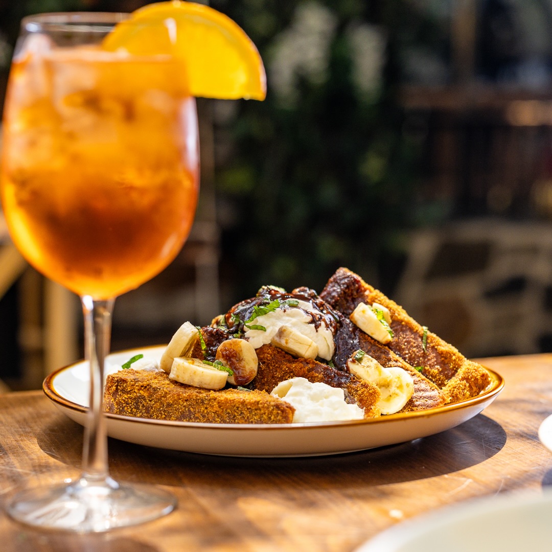 We dust the french toast in cinnamon sugar, top it with fresh bananas and whipped cream, then finish it with a drizzle of chocolate sauce and maple syrup. This is our Churro French Toast. 🍌🍫 #Draught55
#midtownnyc #midtownbrunch #brunch #frenchtoast