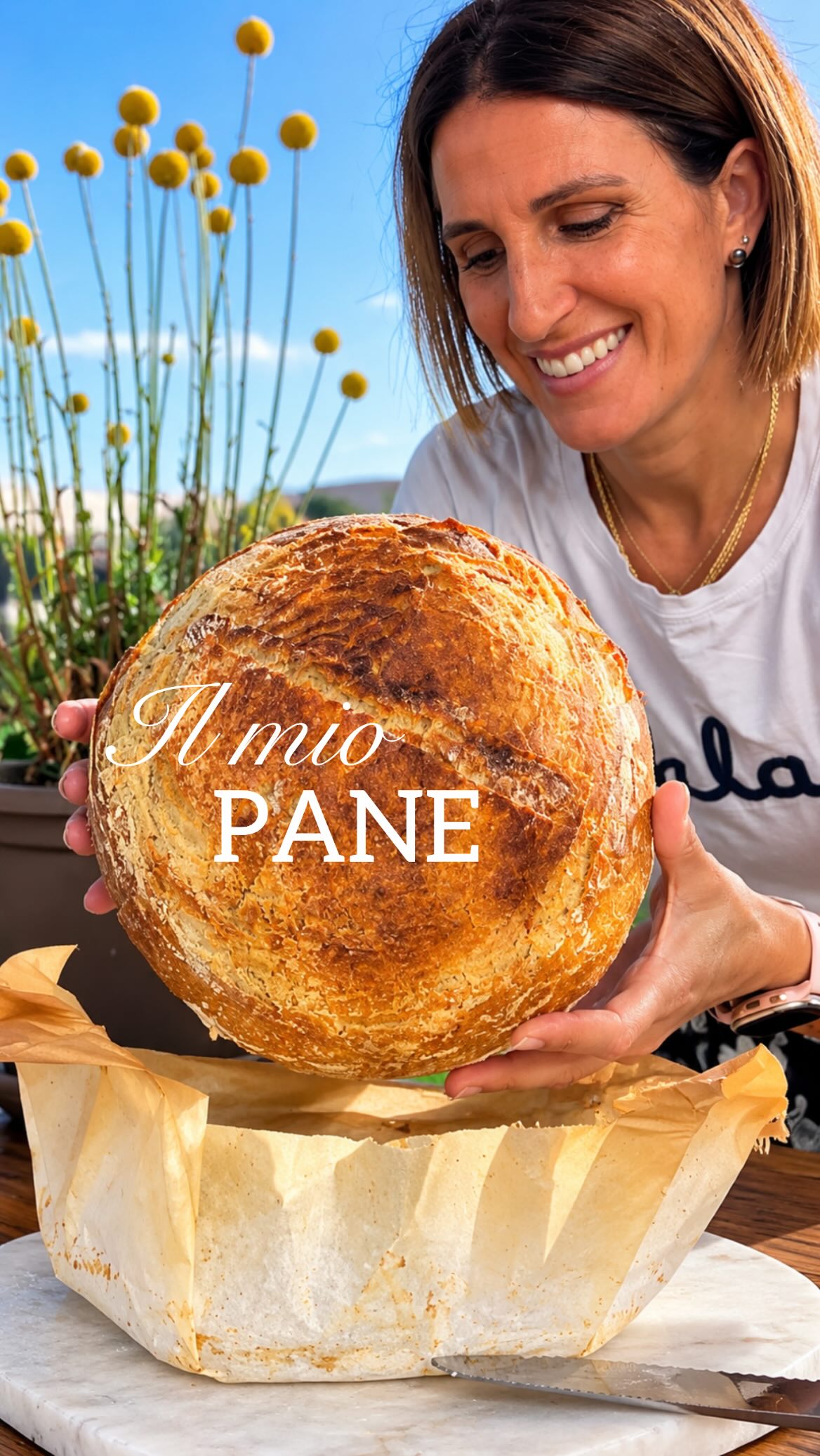 Il momento più bello? Sentire la crosta del pane fatto in casa che si spezza sotto il coltello. 🍞
{Se vuoi prepararlo anche tu, scrivi PANE commenti e ti mando la ricetta. 👇}
Quel rumore della crosta croccante, la mollica morbida e soffice, il profumo del pane appena sfornato… quello che ricorda l'infanzia.
E quella voglia di tagliarne subito un’altra fetta.
Farina, tanta acqua, poco lievito. E il tempo. Perché questo pane è a lunga lievitazione. Ma non temere, fa tutto da solo.
L'impasto cresce, si trasforma. Mentre è in forno la casa si avvolge di calore e di profumo di buono.
Croccante fuori, morbido dentro, proprio come dovrebbe essere un buon pane fatto in casa.
Ma attenzione: una volta sfornato, fermarsi alla prima fetta è praticamente impossibile.
🎁 PROMO | codice VALIGIA
LINK in bio @valigiainfarinata per avere il Cooking Chef con 3 accessori in OMAGGIO a scelta
✨ 20% di sconto sugli accessori su tutti gli altri
💶 6/12/24 rate con PayPal o Klarna
👩🏫 1 consulenza gratuita
💬 scrivimi per info
In cucina abbiamo tutti bisogno di un amico come il Kenwood Cooking Chef!
#panefattoincasa #ricettapane #panecroccante #valigiainfarinata