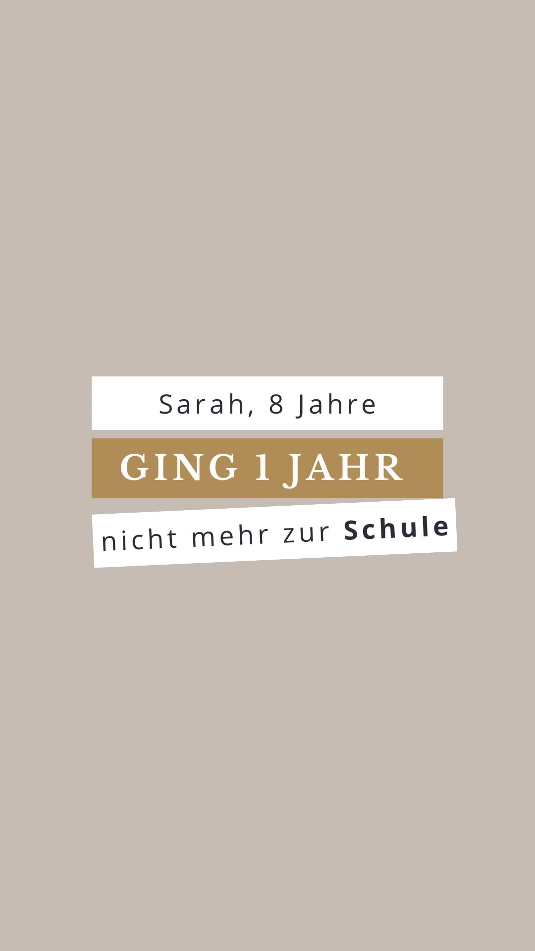 Ein Jahr. So lange war Sarah* nicht mehr in der Schule.
Angefangen hat es klein. Mit Bauchweh. Mit Trödeln. Mit einem Morgen, an dem es einfach nicht ging.
Und drumherum lauter Leute, die was gesagt haben. Es muss halt hin. Du musst konsequent bleiben. Wenn du nachgibst, wird’s schlimmer. Das gibt sich wieder.
Bei jedem einzelnen Satz ging es um das Kind. Um das, was es tun soll. Um das, was du anders machen sollst.
Und keiner hat gefragt, wie es der Mutter dabei geht.
Dabei steht sie jeden Morgen im Flur. Sie entscheidet jeden Morgen neu, ob sie ihr Kind zwingt oder nachgibt. Sie hat Angst, was kaputt zu machen. Sie hat Angst vor dem Anruf aus der Schule. Und sie ist die Einzige, die das Ganze aushalten muss, jeden Tag von vorn.
Ich frag deshalb immer als Erstes: Wie geht es dir damit?
Nicht weil die Mutter das Problem ist. Sondern weil ein Kind mit Angst sich an ihr orientiert. Wenn sie morgens selber in Alarm ist, merkt es das, bevor ein Wort gefallen ist. Und dann wird es noch unsicherer.
Das ist kein Vorwurf. Das ist die Stelle, an der man wirklich was verändern kann.
Guck mal bei dir: Wie geht’s dir eigentlich, wenn ihr morgens im Flur steht?
Deine Andrea ❤️
*Name geändert.
#schulangst #mamaalltag #kindverstehen #schulverweigerung #hochsensibelmamasein