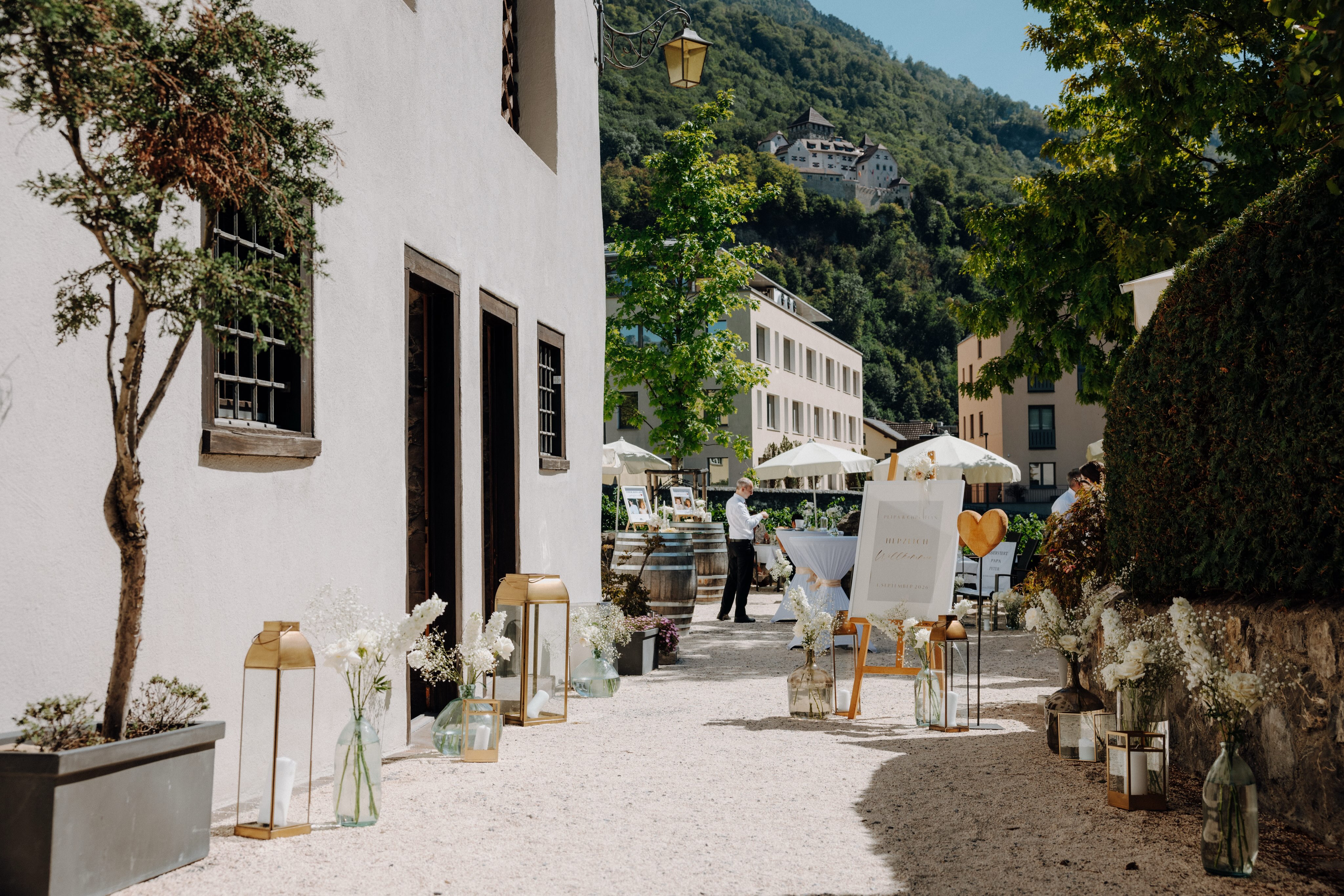 Eine Dekoration – zwei Locations – und trotzdem zwei ganz unterschiedliche Stimmungen. ✨
Für den standesamtlichen Hochzeitsapéro durfte ich den Löwen Vaduz mit einer hellen, eleganten Dekoration gestalten. Einen Tag später kamen genau diese Elemente im Torkel Vaduz für die White-Night-Weddingparty noch einmal ganz anders zur Geltung.
Ich liebe genau solche Momente, wenn aus denselben Materialien durch Raum, Licht und Atmosphäre plötzlich ein ganz neues Gesamtbild entsteht. 🤍
Und wie immer macht ein tolles Team vor Ort so vieles noch schöner:
📸 @gassner.wedding @danigassner
🌸 @blumen_anderscht
💒 @gasthofloewenvaduz
#hochzeitliechtenstein #hochzeitvaduz #liechtensteinwedding #hochzeitsdeko #hochzeitskonzept weddingdesign weddingdecor eventdesign elegantwedding weddinginspiration hochzeitsinspiration gluecksmomente