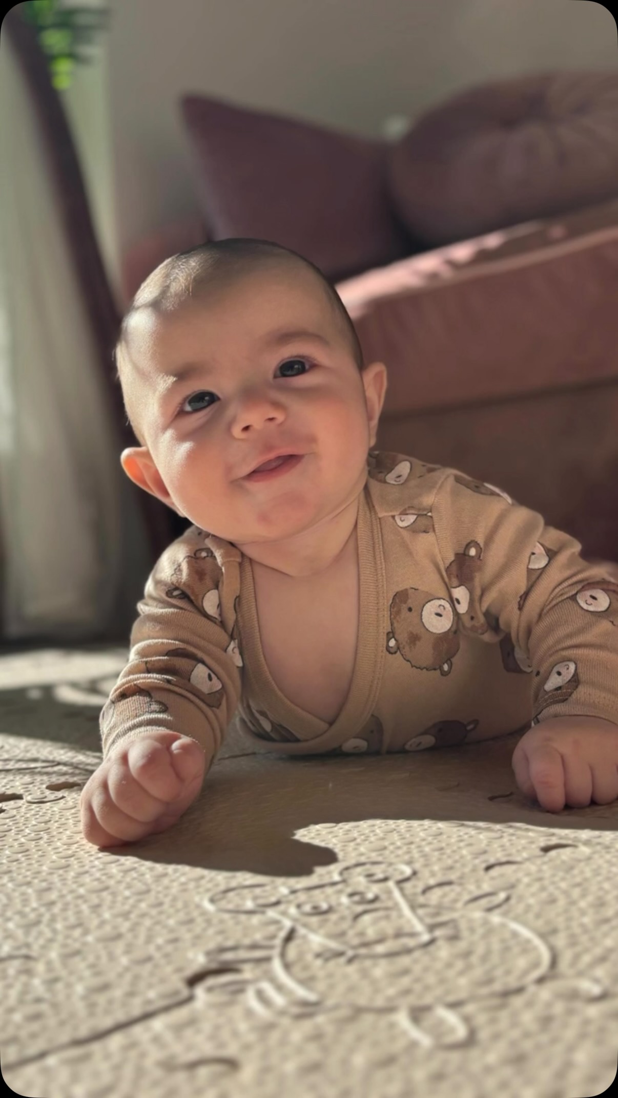 ☀️ Buenos días, mundo… 🤍
Hoy toca descubrir, estirar, mirar alrededor y disfrutar de cada pequeño movimiento.
Porque cada mañana trae una nueva aventura para explorar. 🌱
#Lubabymats #BuenosDíasBebé #TummyTime #MovimientoLibre #BabyMoments