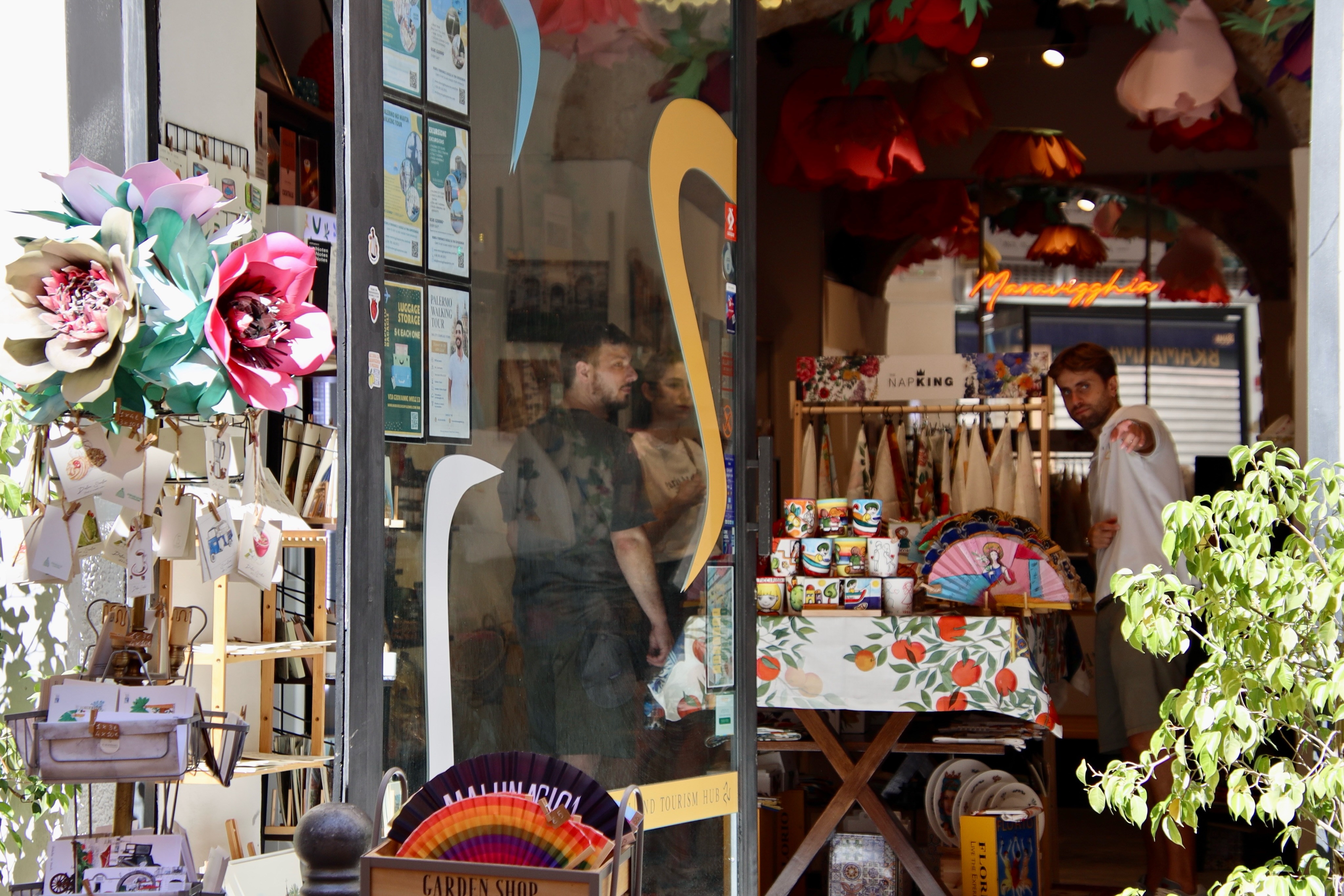 💛 C’è un posto nel cuore di Palermo che non è fatto solo di prodotti e vendita.
È un posto fatto di incontri, esperienze e culture che si intrecciano, proprio come la nostra città. ☀️
Maravigghia ama distinguersi dalle boutique tradizionali proprio per questo: per la sua offerta a 360 gradi.
✔️ Cerchi una creazione artigianale o un prodotto gastronomico locale? Noi ci siamo.
✔️ Sei appena arrivato a Palermo e vuoi prenotare un’esperienza autentica? Eccoci qui.
✔️ Devi organizzare il tuo soggiorno e cerchi qualcuno che sappia consigliarti davvero cosa fare e cosa vedere in città? Anche in questo possiamo aiutarti.
Qui arte, cultura, ospitalità e vendita si incontrano e si mescolano per creare qualcosa di unico e, soprattutto, autentico. ❤️
A breve troverete online la nostra recente intervista con gli amici di @panastudiogruppoeditoriale , dove raccontiamo un po’ di noi e di come, partendo dall’ospitalità, Maravigghia sia diventata negli anni anche consulenza, vendita e punto di riferimento per chi vuole scoprire Palermo e la Sicilia.
Grazie a tutti coloro che ci scelgono, vi siamo infinitamente grati.
📍Vienici a trovare in Via Giovanni Meli 53, nel cuore di Palermo.
Sarai sempre benvenut* da Maravigghia. ☀️
—
💛 There’s a place in the heart of Palermo that is about much more than products and shopping.
It’s a place made of people, experiences and cultures coming together, just like our city. ☀️
That’s exactly what makes Maravigghia different from a traditional boutique: our 360-degree approach.
✔️ Looking for a local handcrafted creation or a Sicilian food product? We’re here.
✔️ Just arrived in Palermo and want to book an authentic experience? Here we are.
✔️ Planning your stay and looking for someone who can give you real advice on what to do and see in the city? We can help with that too.
Here, art, culture, hospitality and shopping come together to create something unique and, above all, authentic. ❤️
📍Come and visit us at Via Giovanni Meli 53, in the heart of Palermo.
You’ll always be welcome at Maravigghia. ☀️
#maravigghia #sicilytourism #palermocity
