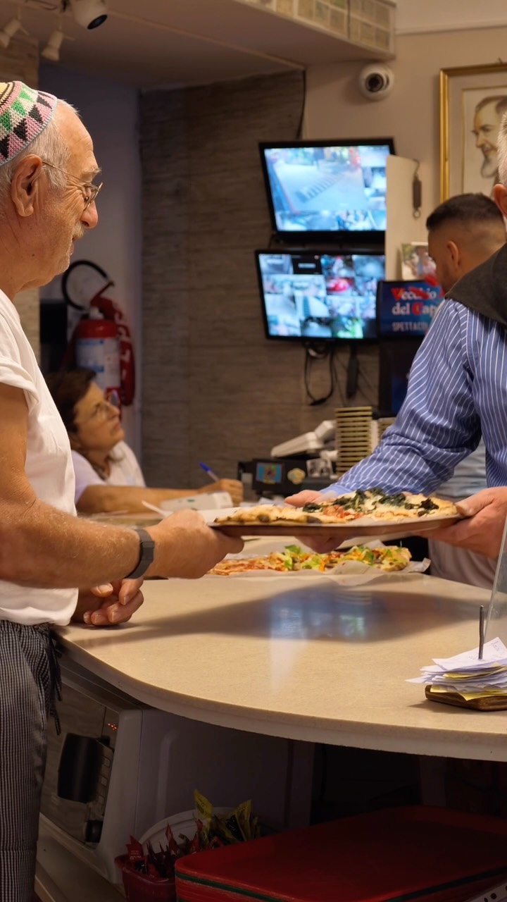🍕 Qui ogni giorno è fatto di impasti, forno acceso e tanta passione
Dal primo gesto alla pizza appena sfornata, da Pizzeria da Cardone lavoriamo ogni giorno per portarvi a tavola il gusto della semplicità e della tradizione
Adesso manca solo una cosa: voi! ❤️
📍 Vieni a trovarci a Vico Equense.
Ti aspettiamo in pizzeria!
#PizzeriaDaCardone #VicoEquense #Pizza #FornoALegna #Tradizione PassionePerLaPizza