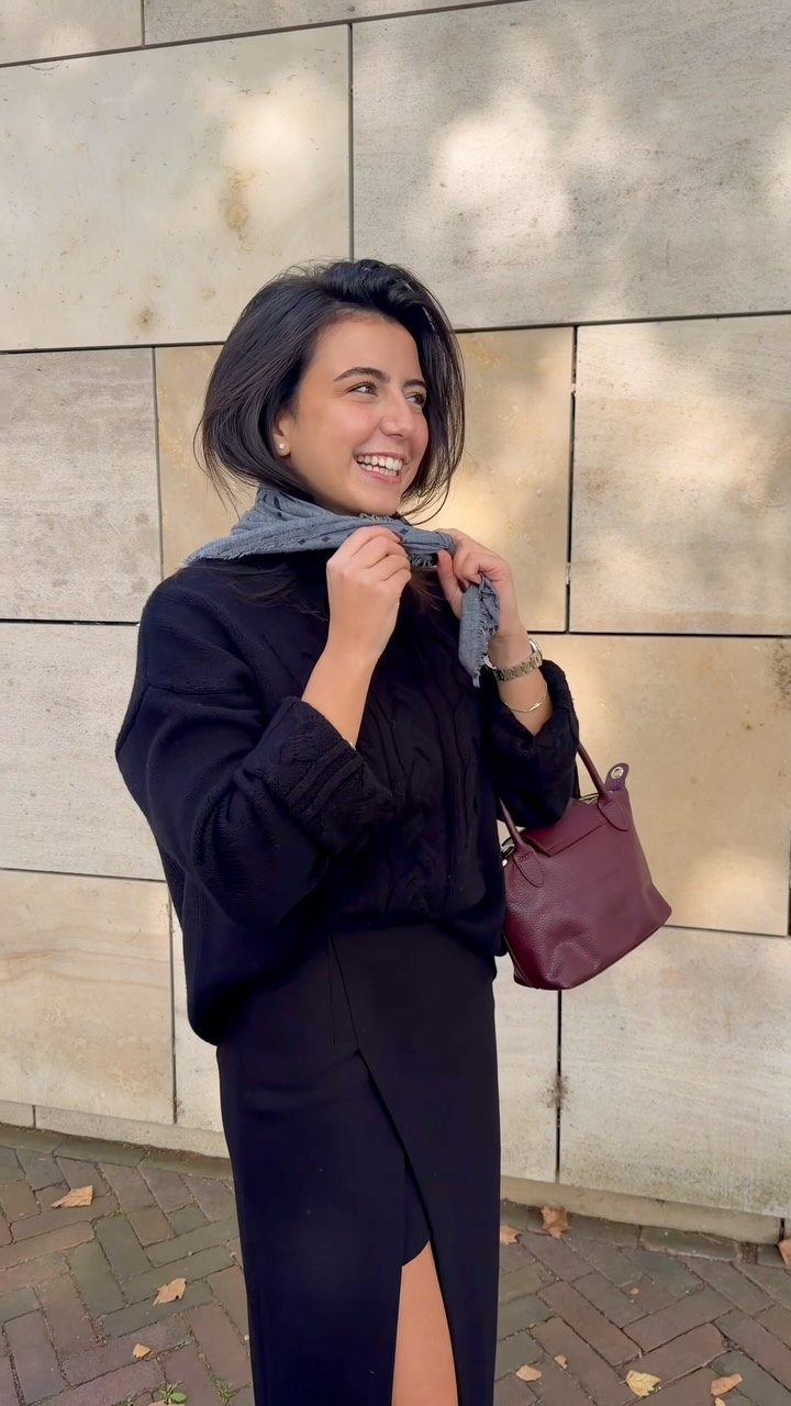 STYLE ✨ 👠
Prachtige trui Max Mara, wol en cashmere maat 42
Rok Maje maat 36
Tasje nieuwe collectie
Sjaaltje nieuwe collectie
#newin #maxmara #elegance #styleinspo